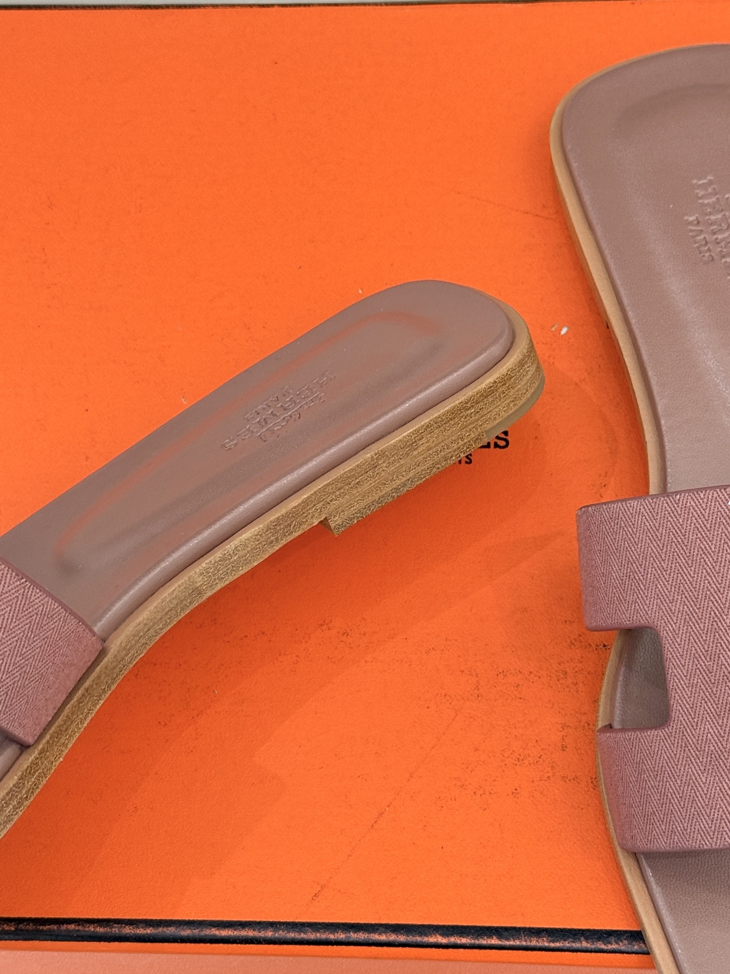 （配原版飞机盒）Hermès/爱马仕万年经典平底粗跟H拖将简约美学与极致工艺完美融合。平底款式 回归舒适