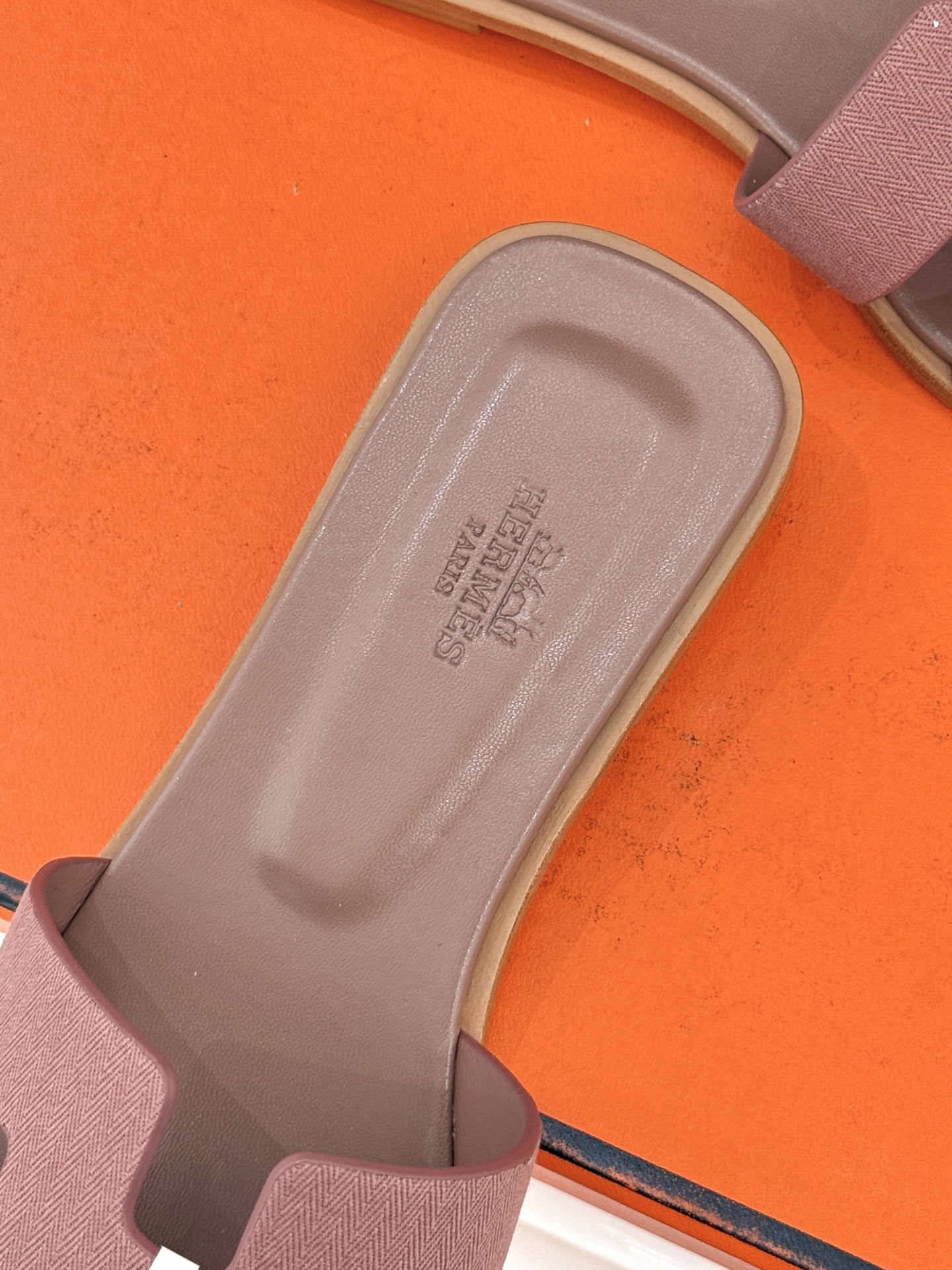 （配原版飞机盒）Hermès/爱马仕万年经典平底粗跟H拖将简约美学与极致工艺完美融合。平底款式 回归舒适