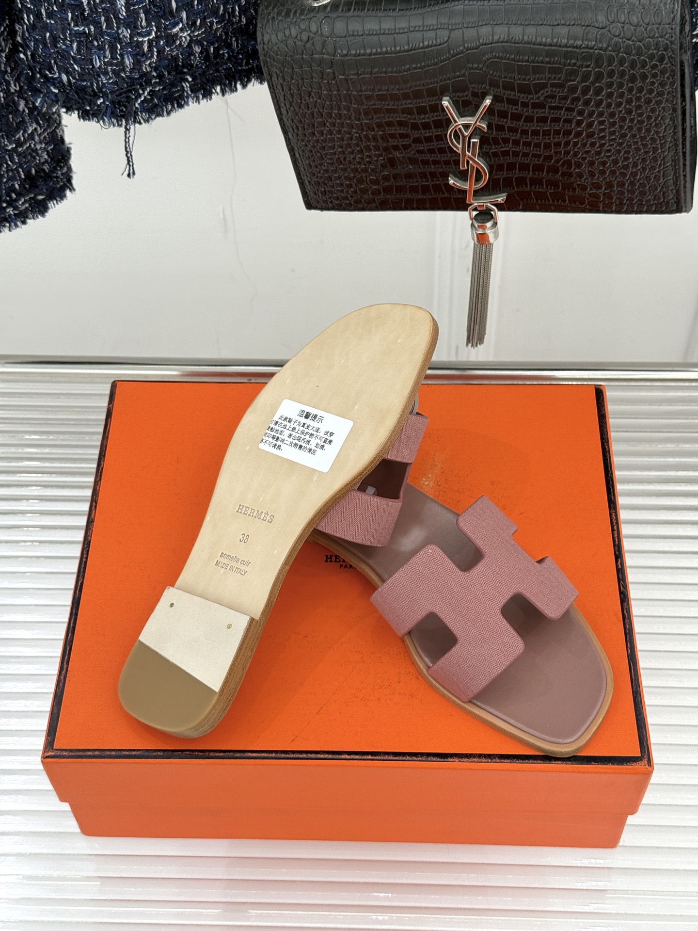 （配原版飞机盒）Hermès/爱马仕万年经典平底粗跟H拖将简约美学与极致工艺完美融合。平底款式 回归舒适