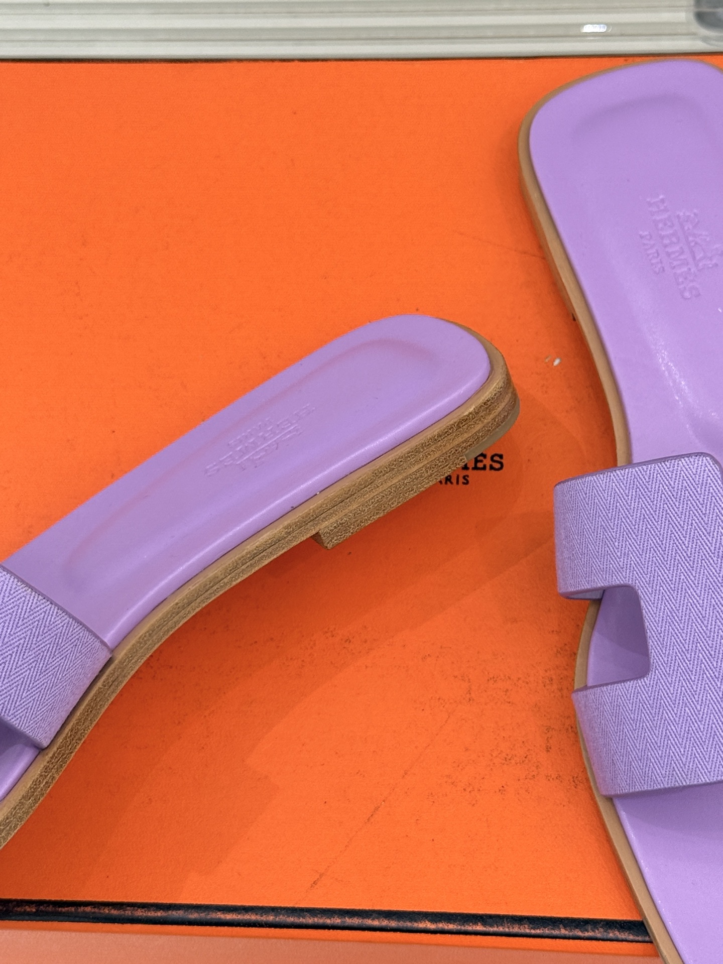 （配原版飞机盒）Hermès/爱马仕万年经典平底粗跟H拖将简约美学与极致工艺完美融合。平底款式 回归舒适