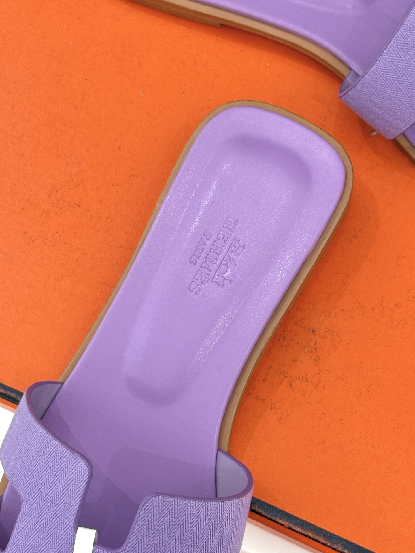 （配原版飞机盒）Hermès/爱马仕万年经典平底粗跟H拖将简约美学与极致工艺完美融合。平底款式 回归舒适