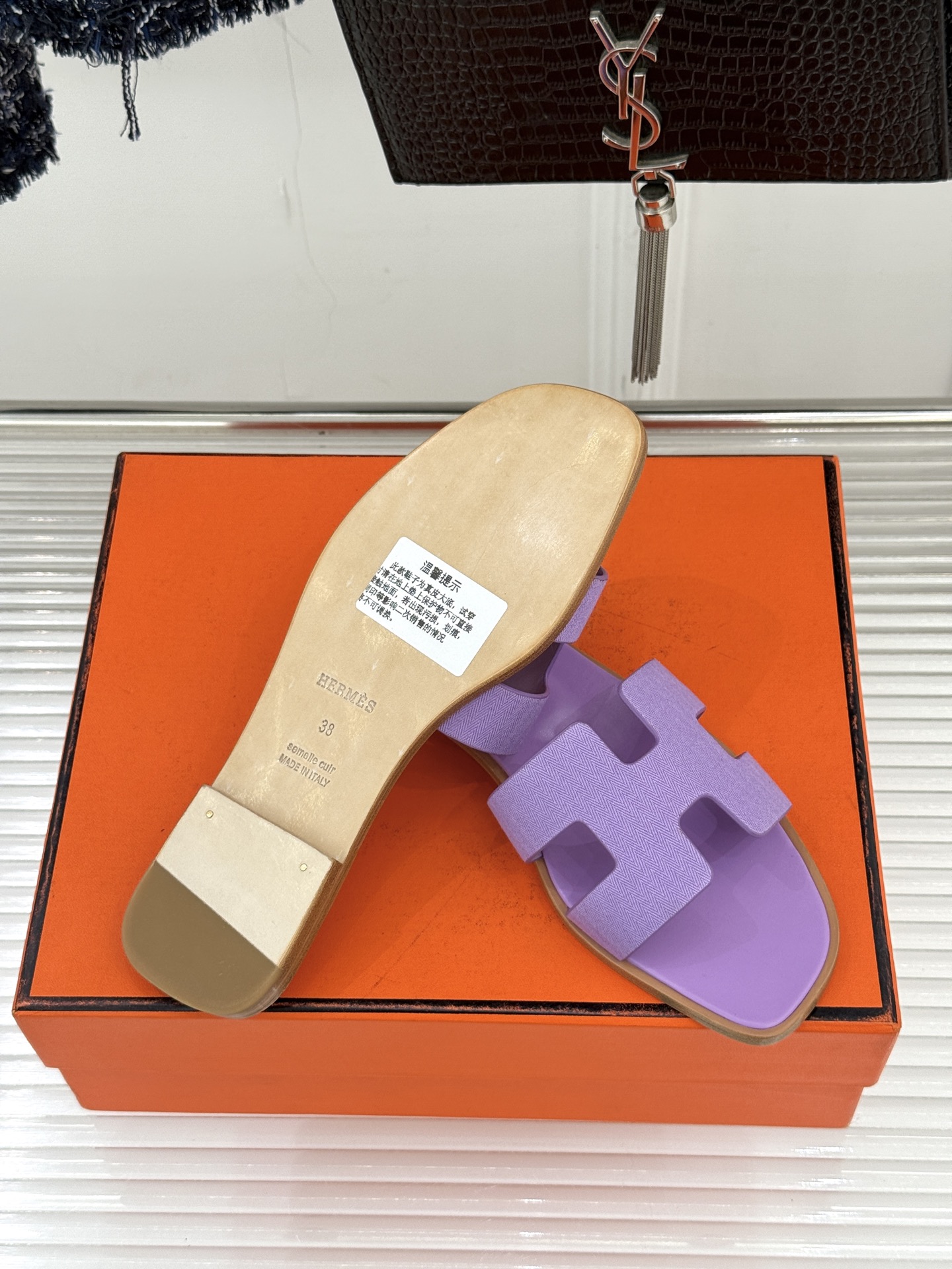 （配原版飞机盒）Hermès/爱马仕万年经典平底粗跟H拖将简约美学与极致工艺完美融合。平底款式 回归舒适