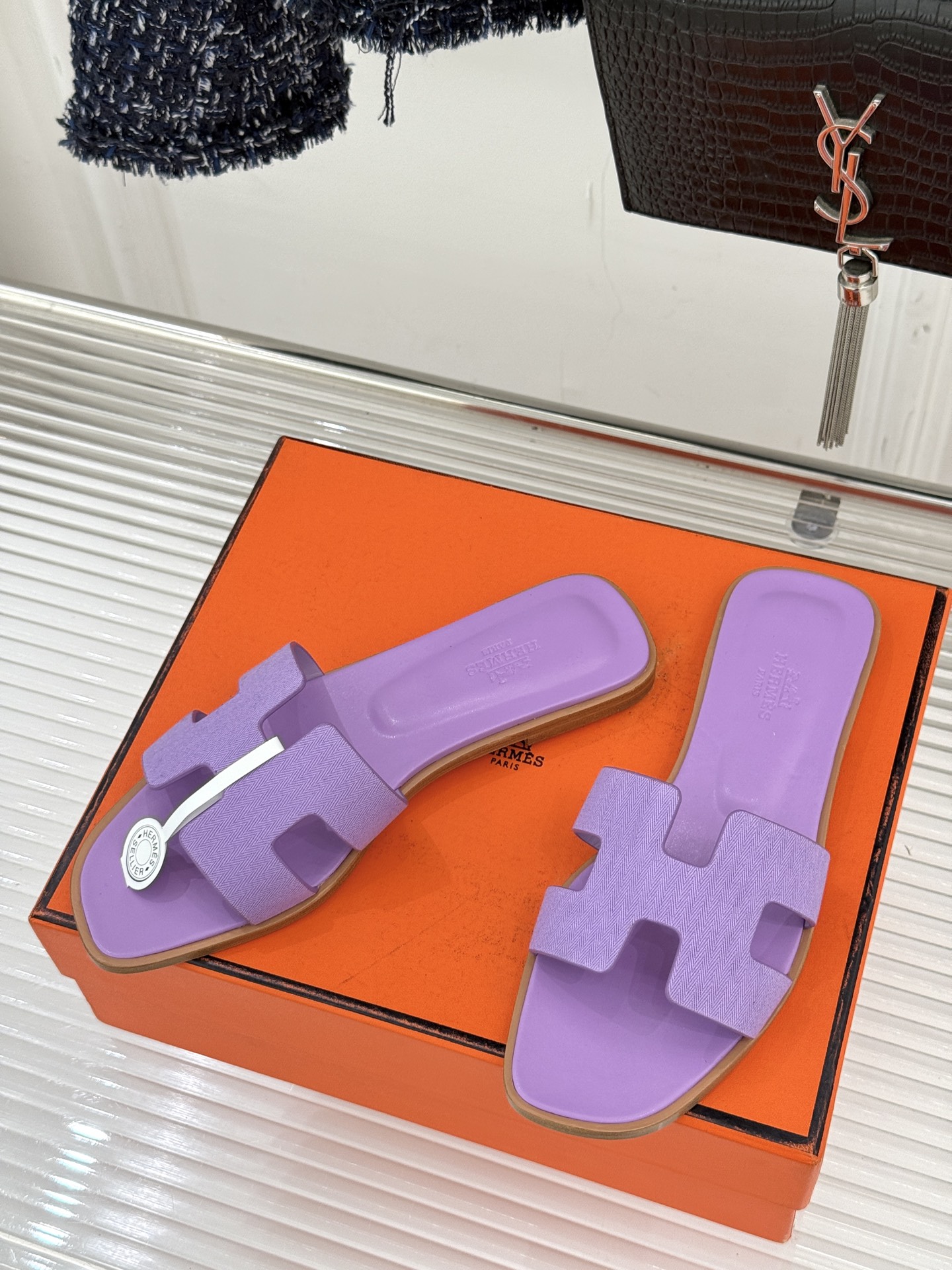 （配原版飞机盒）Hermès/爱马仕万年经典平底粗跟H拖将简约美学与极致工艺完美融合。平底款式 回归舒适