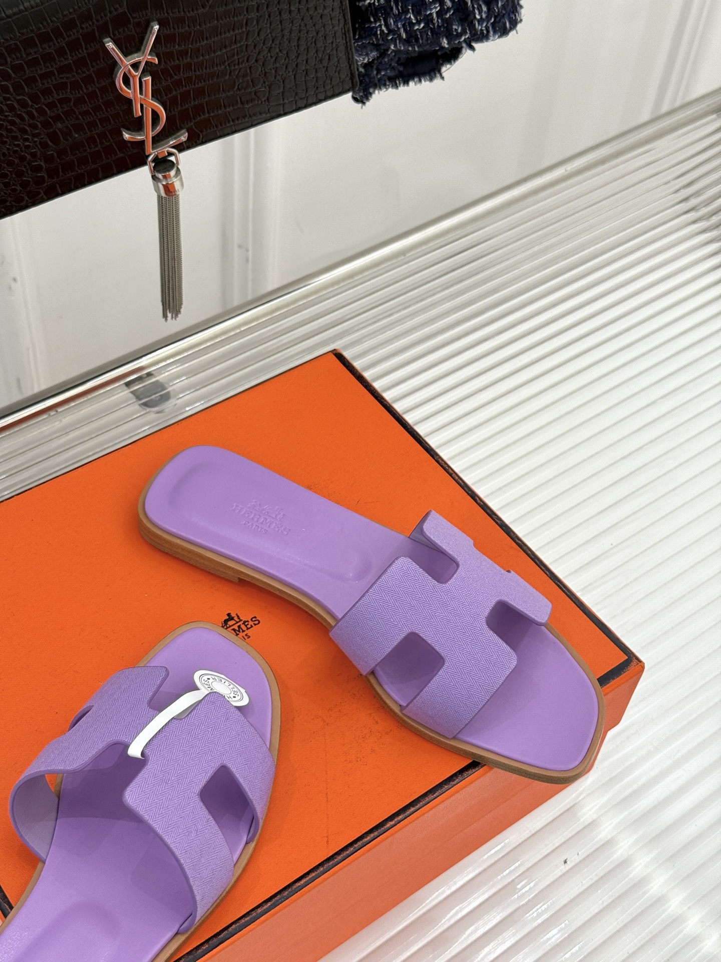 （配原版飞机盒）Hermès/爱马仕万年经典平底粗跟H拖将简约美学与极致工艺完美融合。平底款式 回归舒适