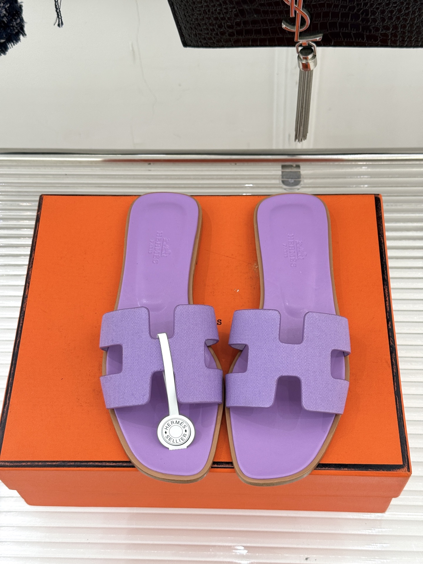 （配原版飞机盒）Hermès/爱马仕万年经典平底粗跟H拖将简约美学与极致工艺完美融合。平底款式 回归舒适