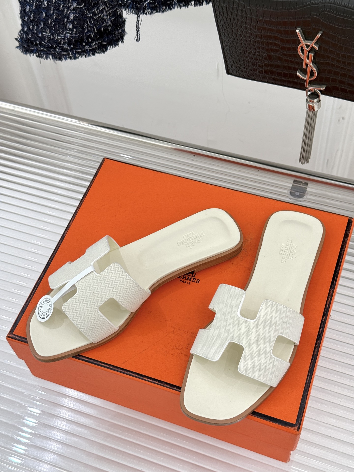 （配原版飞机盒）Hermès/爱马仕万年经典平底粗跟H拖将简约美学与极致工艺完美融合。平底款式 回归舒适