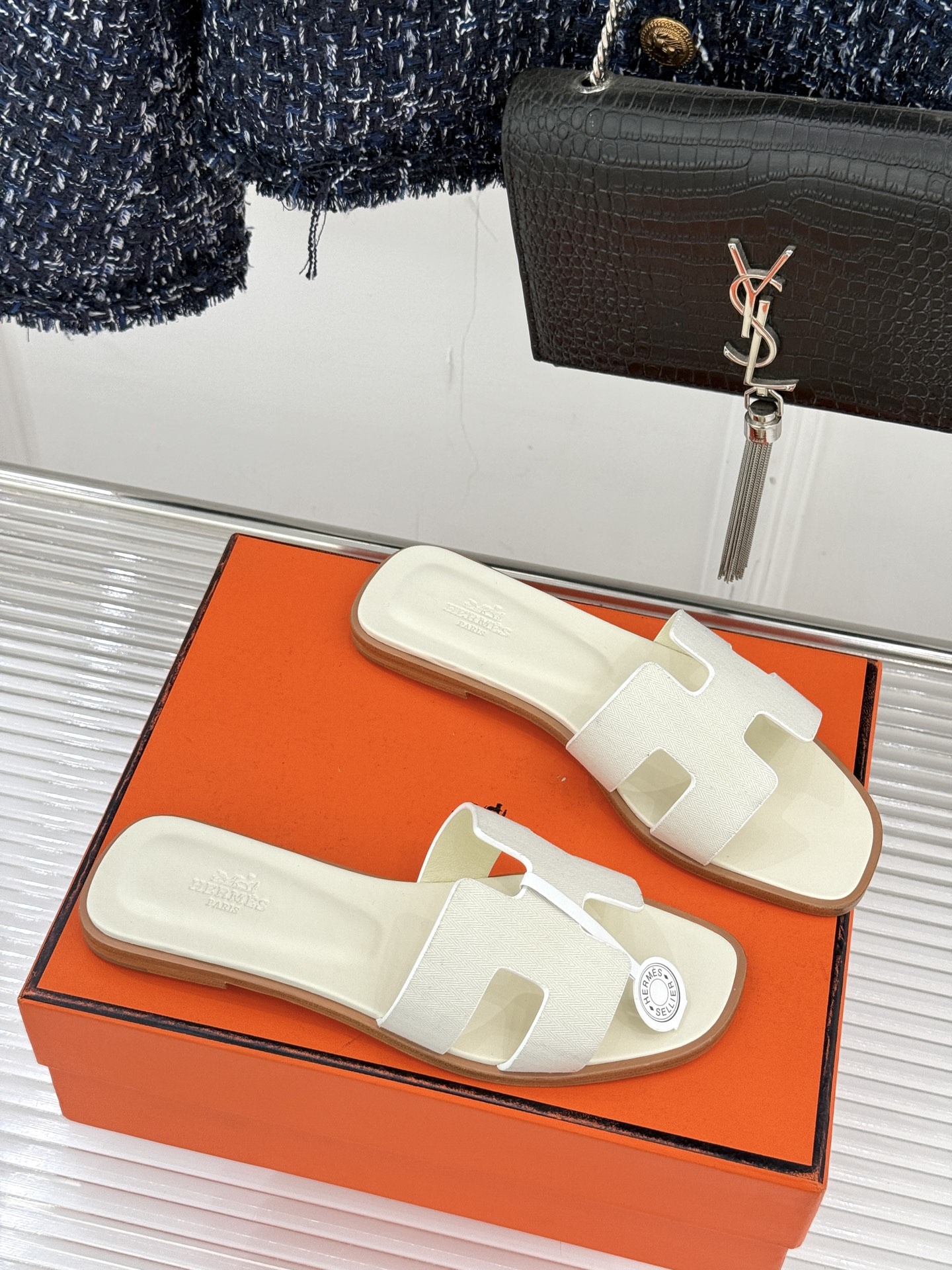 （配原版飞机盒）Hermès/爱马仕万年经典平底粗跟H拖将简约美学与极致工艺完美融合。平底款式 回归舒适