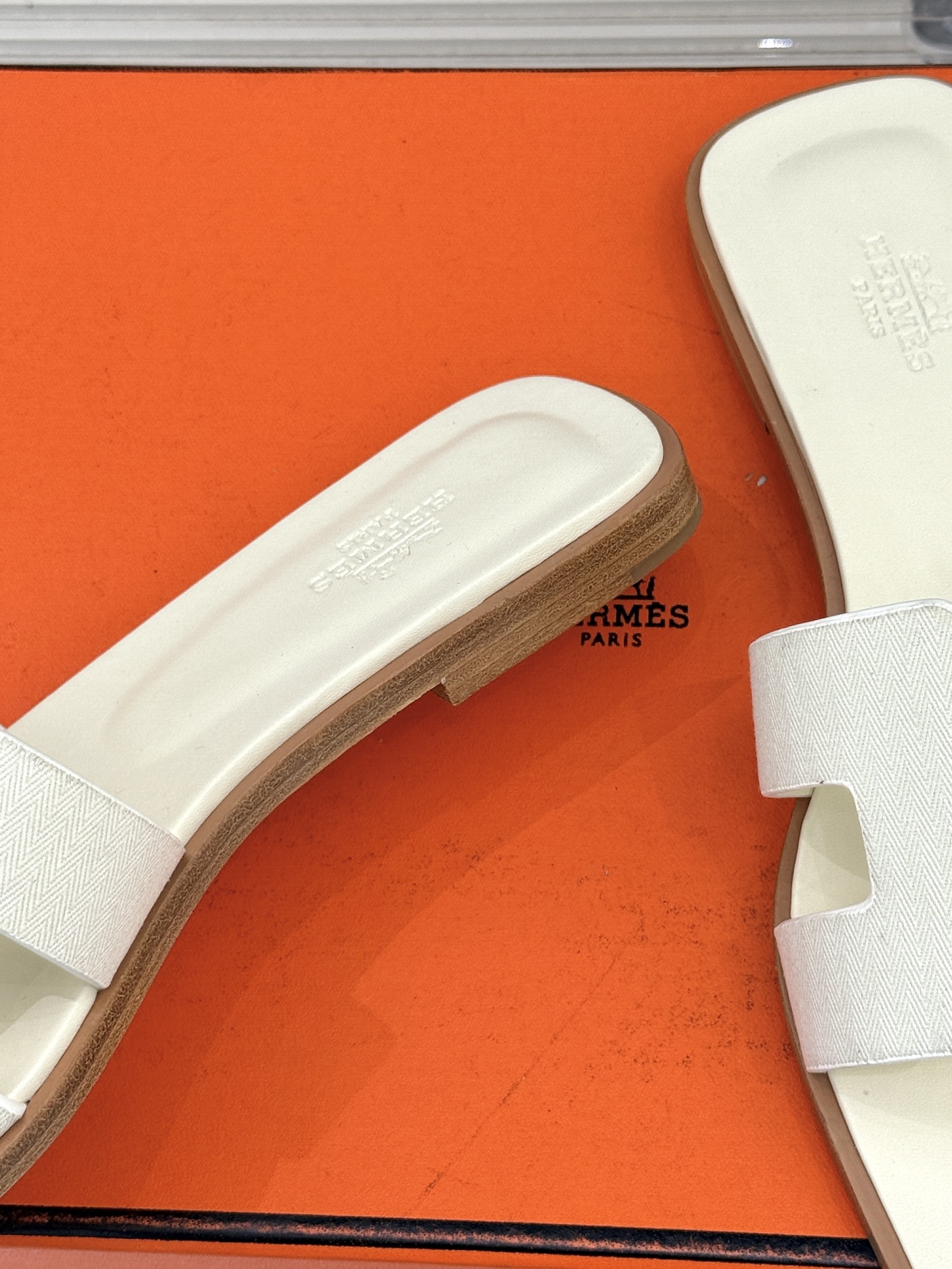 （配原版飞机盒）Hermès/爱马仕万年经典平底粗跟H拖将简约美学与极致工艺完美融合。平底款式 回归舒适