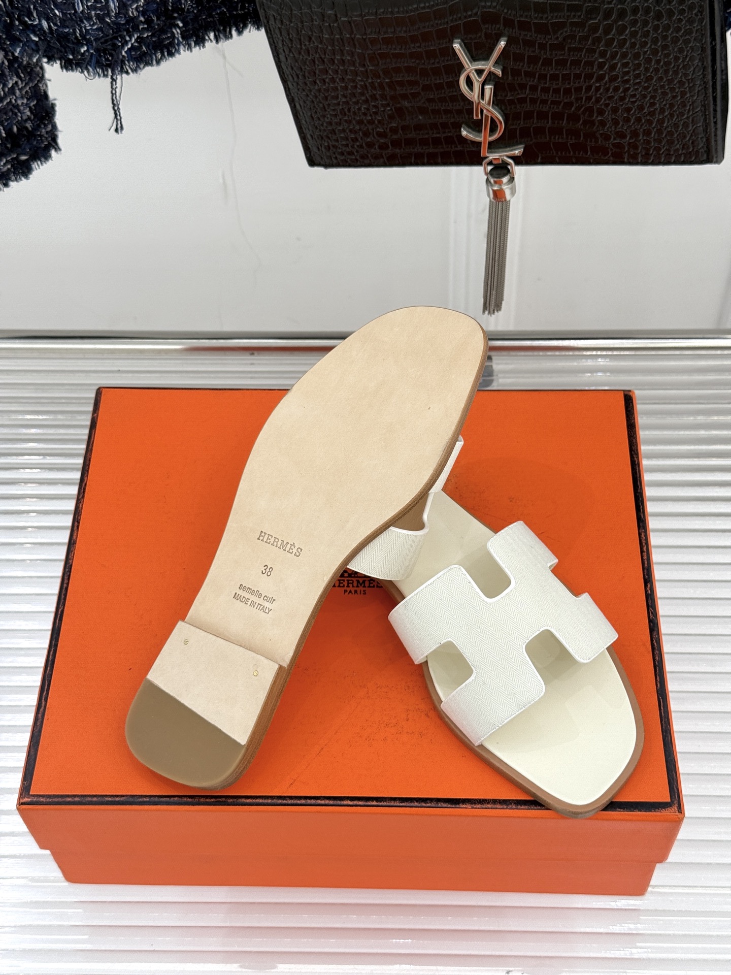 （配原版飞机盒）Hermès/爱马仕万年经典平底粗跟H拖将简约美学与极致工艺完美融合。平底款式 回归舒适