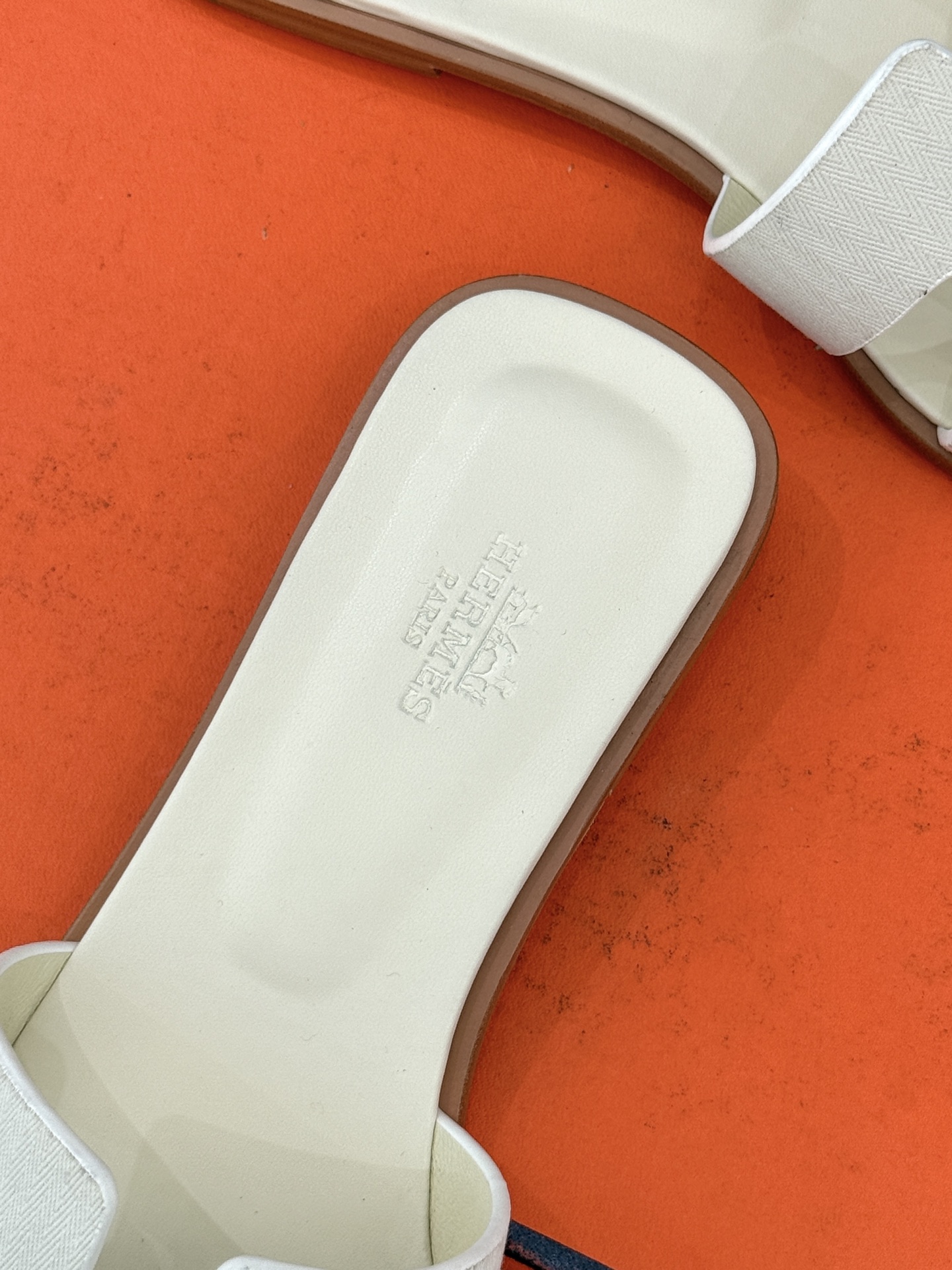 （配原版飞机盒）Hermès/爱马仕万年经典平底粗跟H拖将简约美学与极致工艺完美融合。平底款式 回归舒适