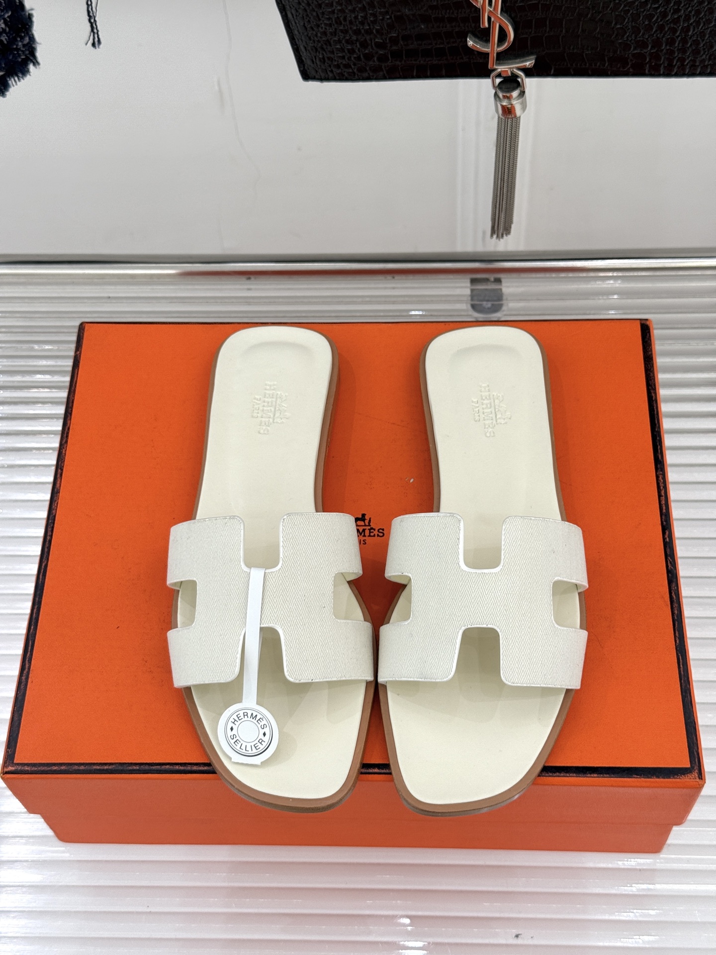 （配原版飞机盒）Hermès/爱马仕万年经典平底粗跟H拖将简约美学与极致工艺完美融合。平底款式 回归舒适