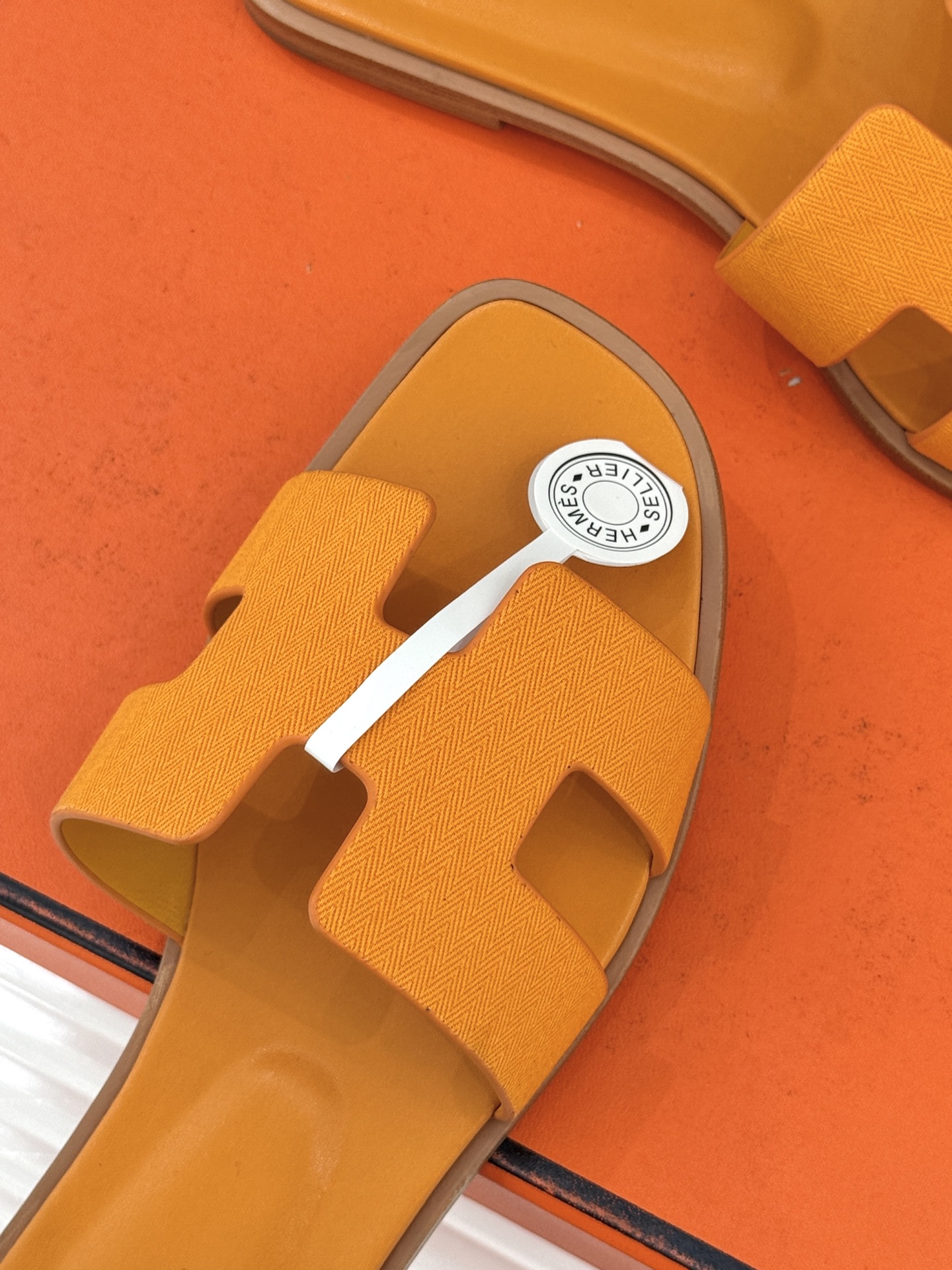 （配原版飞机盒）Hermès/爱马仕万年经典平底粗跟H拖将简约美学与极致工艺完美融合。平底款式 回归舒适