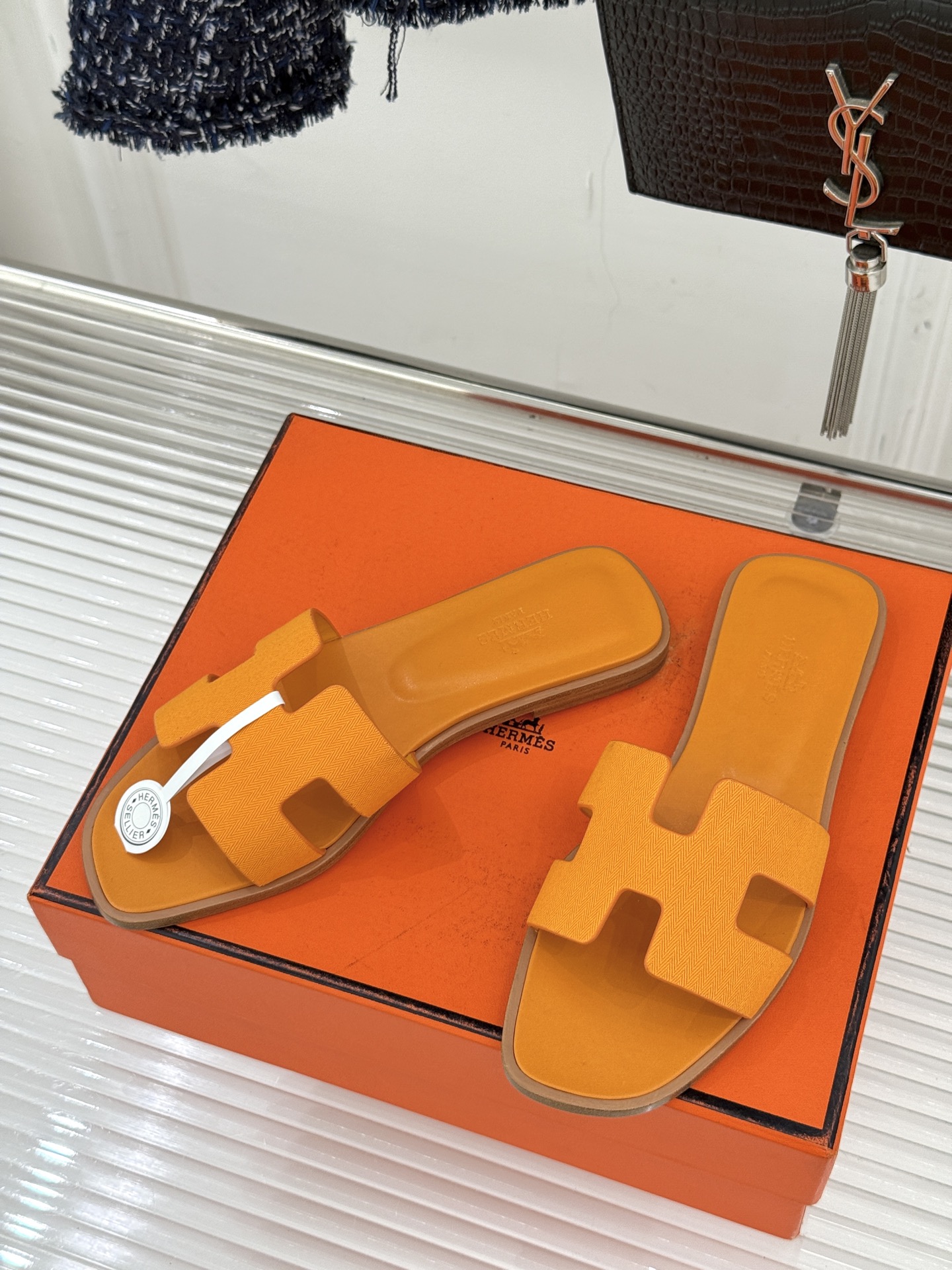 （配原版飞机盒）Hermès/爱马仕万年经典平底粗跟H拖将简约美学与极致工艺完美融合。平底款式 回归舒适