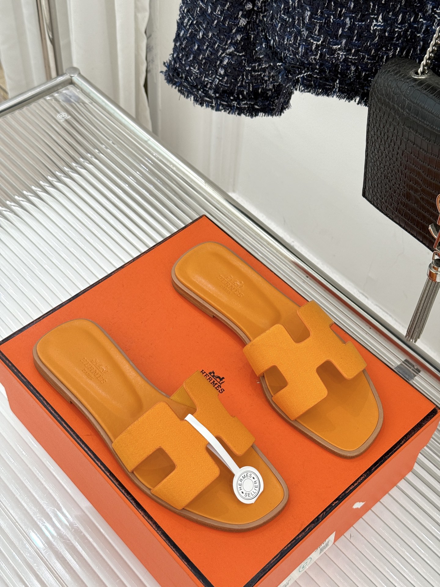 （配原版飞机盒）Hermès/爱马仕万年经典平底粗跟H拖将简约美学与极致工艺完美融合。平底款式 回归舒适