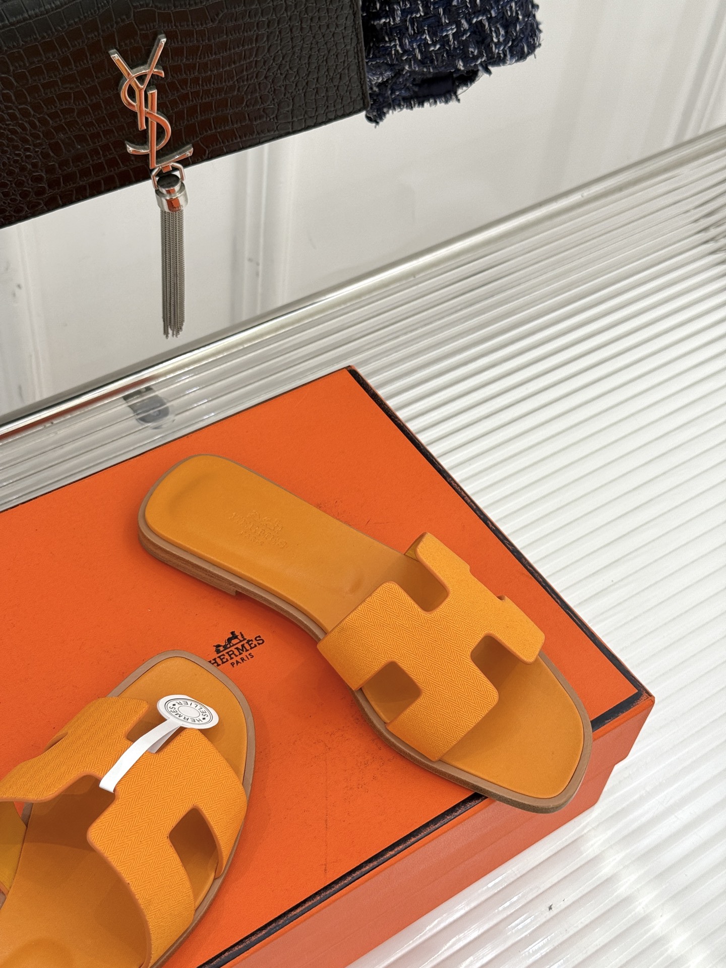 （配原版飞机盒）Hermès/爱马仕万年经典平底粗跟H拖将简约美学与极致工艺完美融合。平底款式 回归舒适