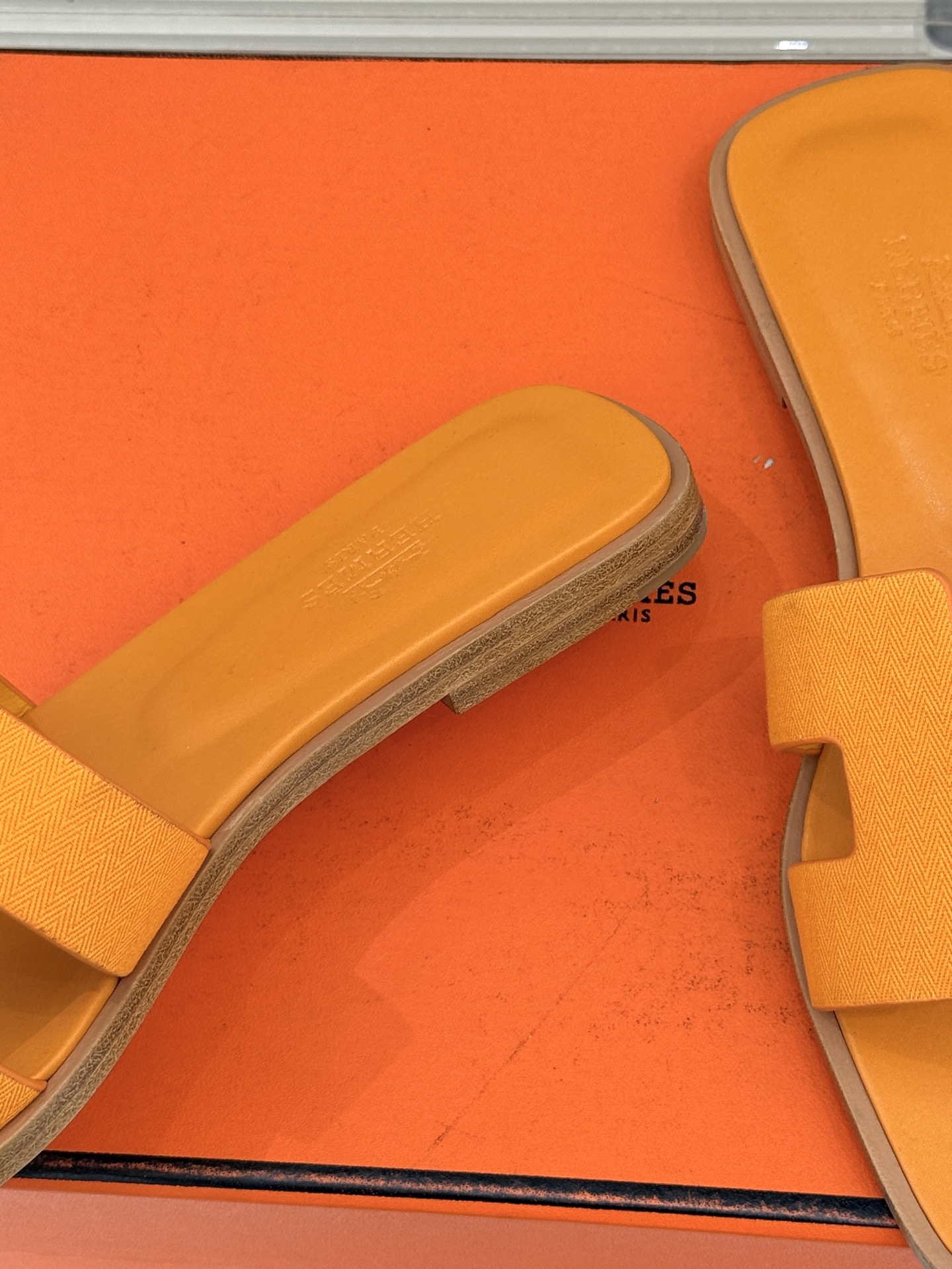 （配原版飞机盒）Hermès/爱马仕万年经典平底粗跟H拖将简约美学与极致工艺完美融合。平底款式 回归舒适