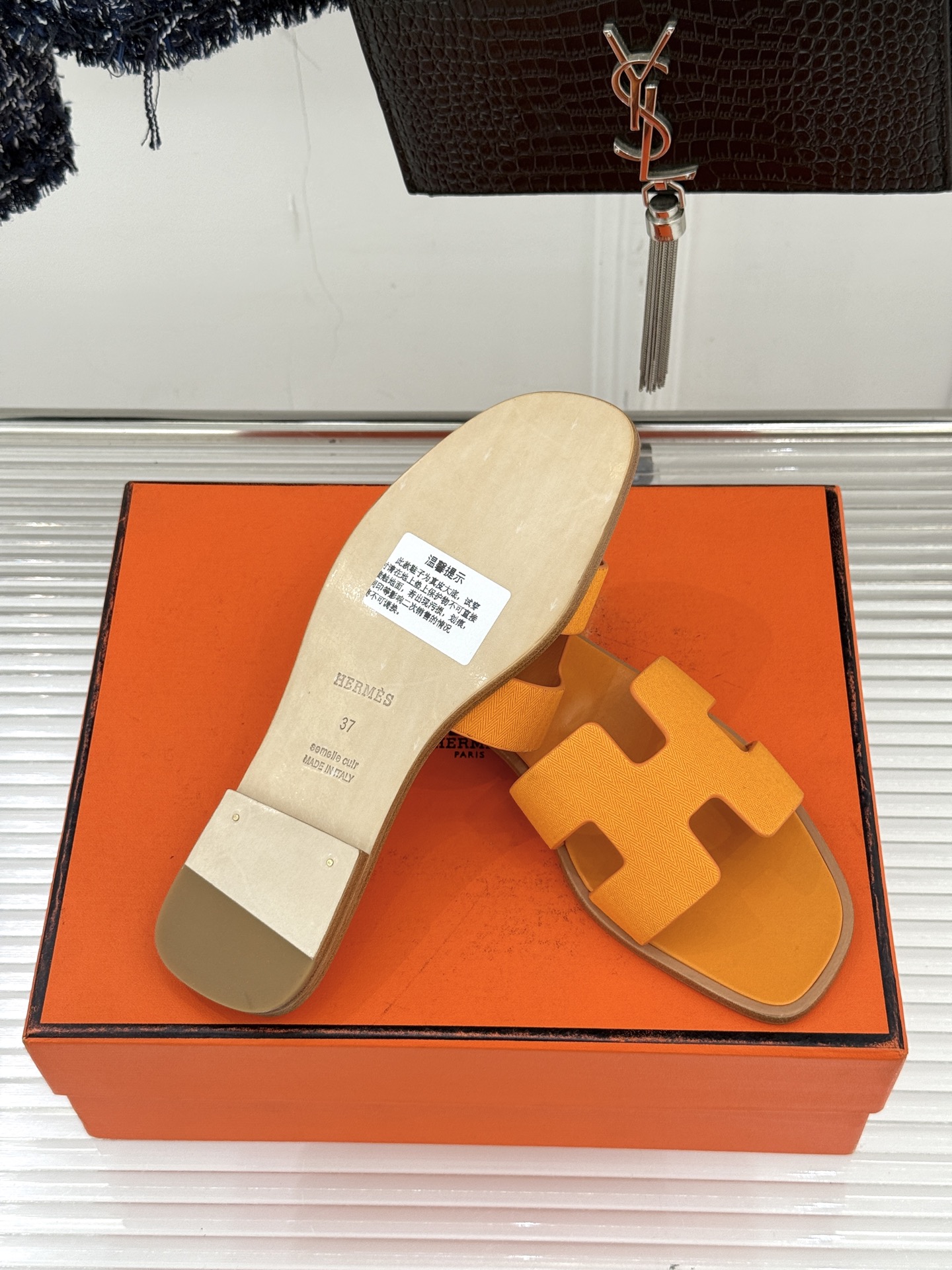 （配原版飞机盒）Hermès/爱马仕万年经典平底粗跟H拖将简约美学与极致工艺完美融合。平底款式 回归舒适