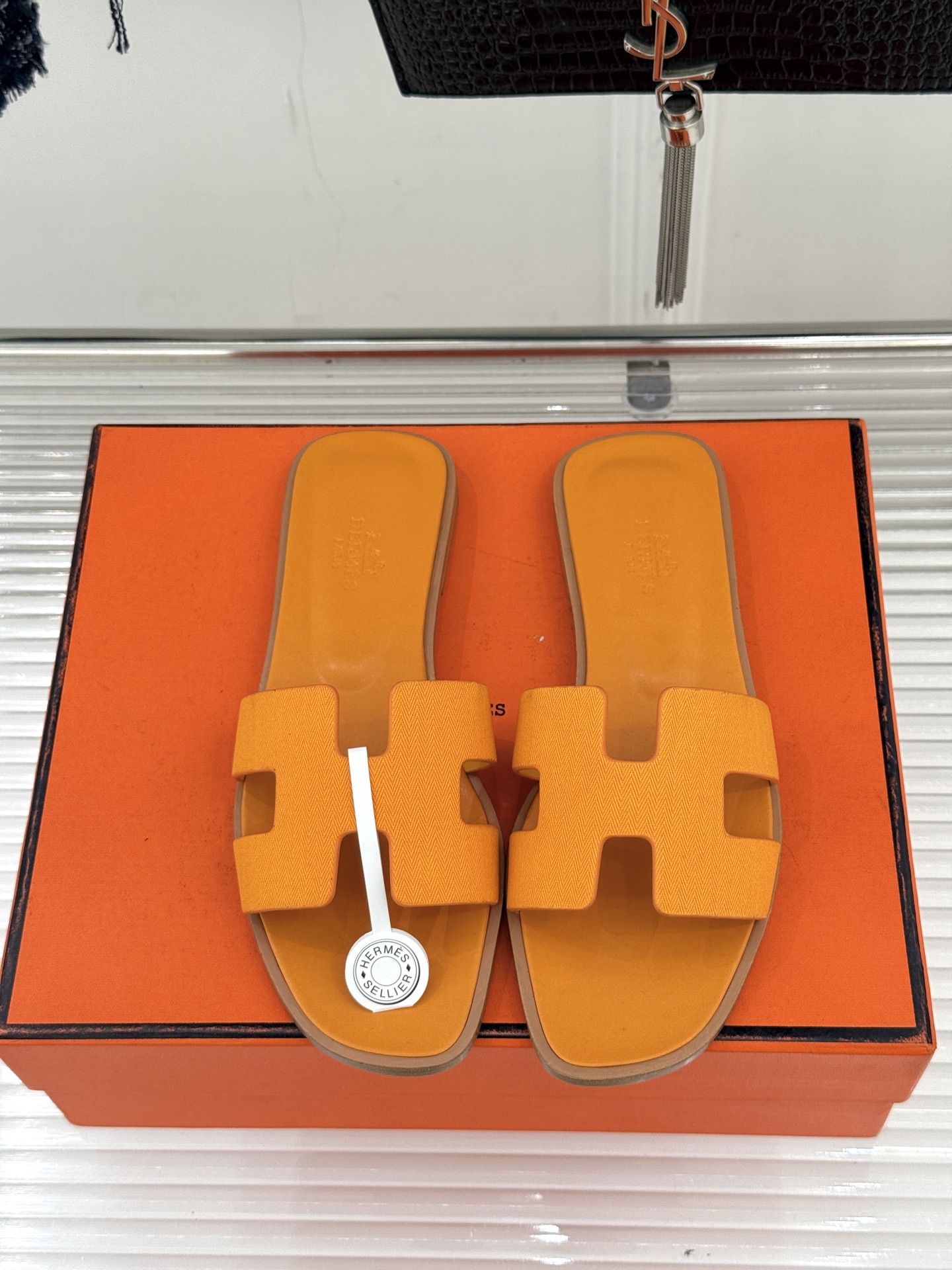 （配原版飞机盒）Hermès/爱马仕万年经典平底粗跟H拖将简约美学与极致工艺完美融合。平底款式 回归舒适