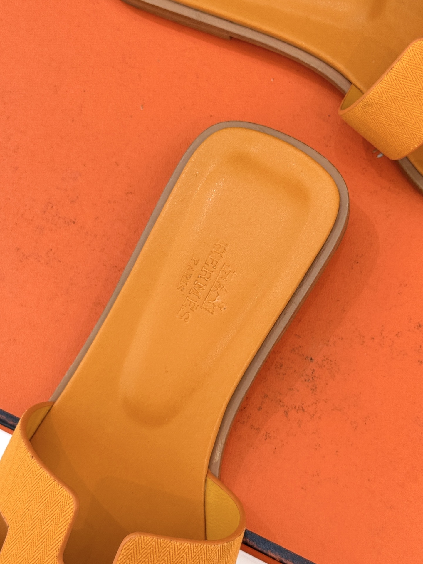 （配原版飞机盒）Hermès/爱马仕万年经典平底粗跟H拖将简约美学与极致工艺完美融合。平底款式 回归舒适