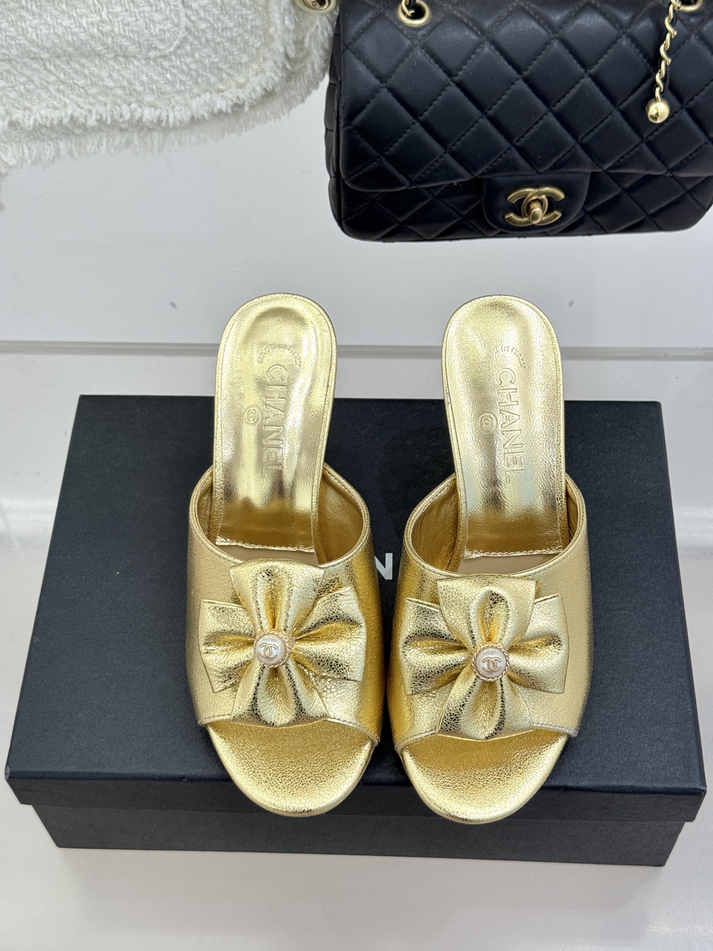 CHANE*｜小香26C双蝴蝶结双C平底高跟拖鞋当科莫湖的晨雾邂逅巴黎星空的浪漫这双拖鞋以刚柔并济的设计