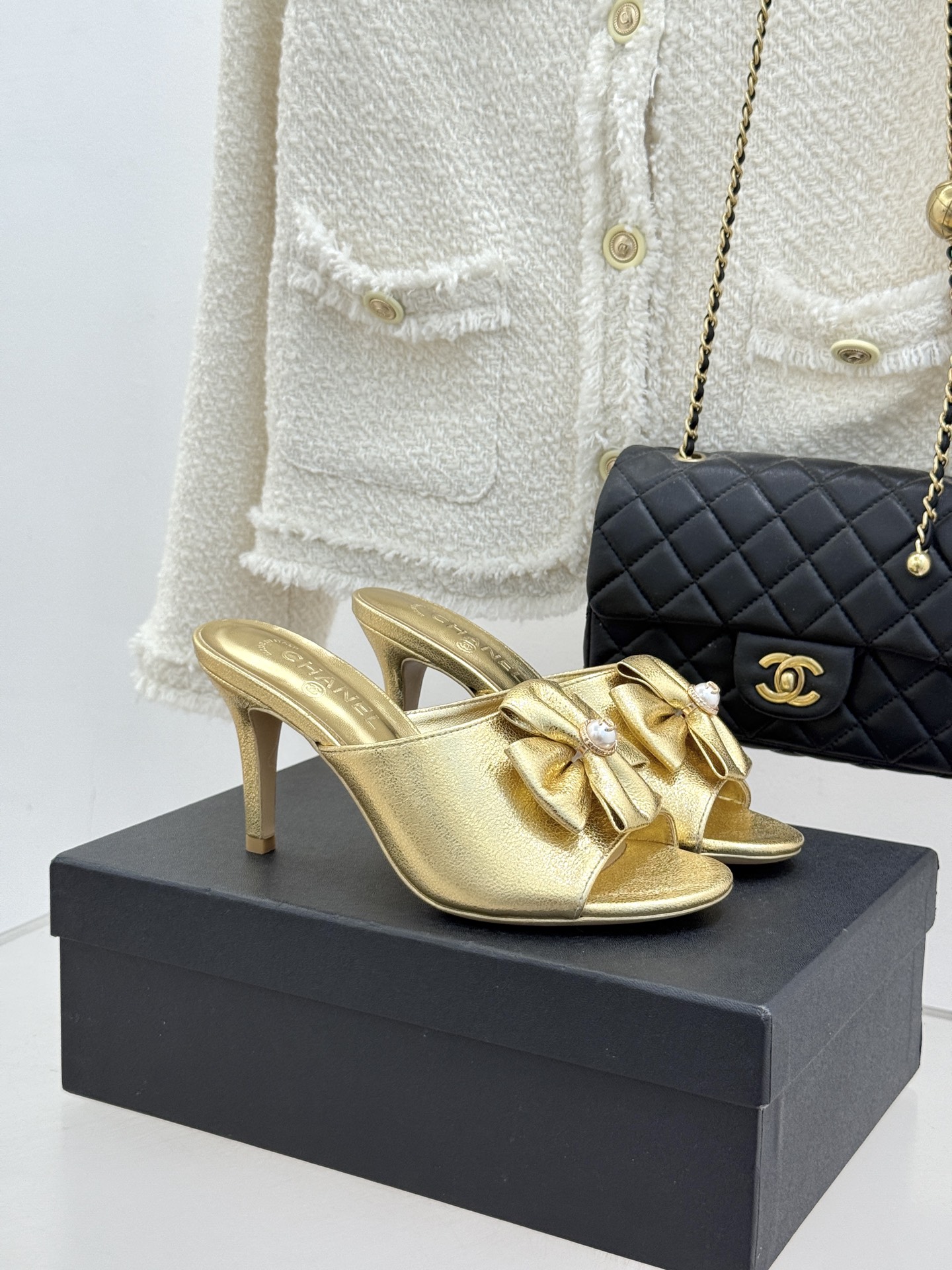 CHANE*｜小香26C双蝴蝶结双C平底高跟拖鞋当科莫湖的晨雾邂逅巴黎星空的浪漫这双拖鞋以刚柔并济的设计