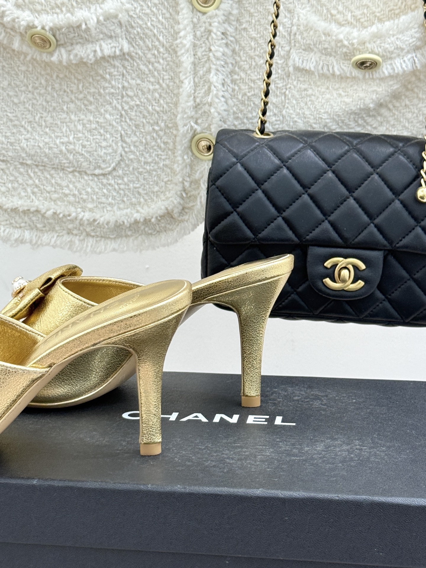 CHANE*｜小香26C双蝴蝶结双C平底高跟拖鞋当科莫湖的晨雾邂逅巴黎星空的浪漫这双拖鞋以刚柔并济的设计