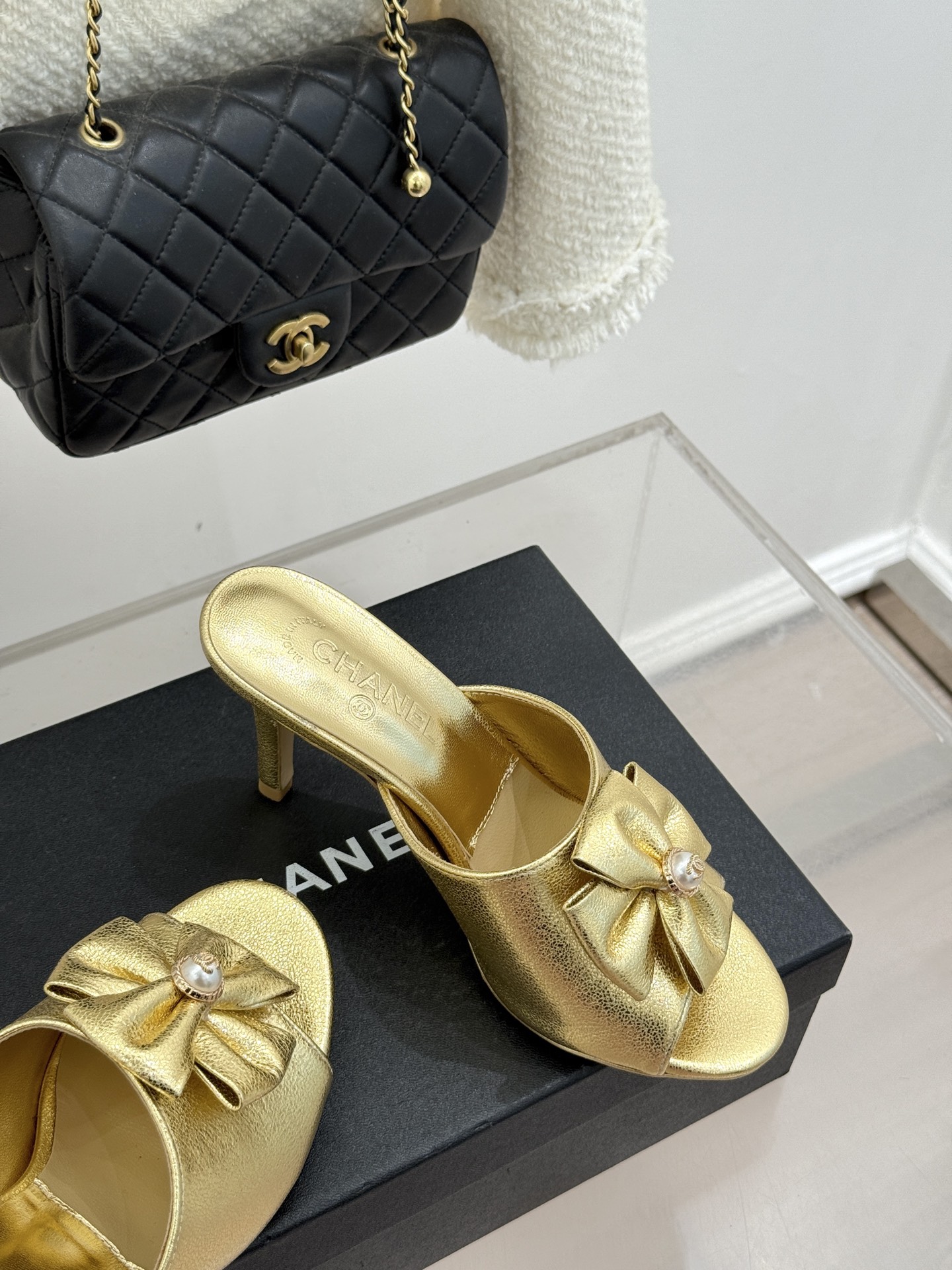 CHANE*｜小香26C双蝴蝶结双C平底高跟拖鞋当科莫湖的晨雾邂逅巴黎星空的浪漫这双拖鞋以刚柔并济的设计