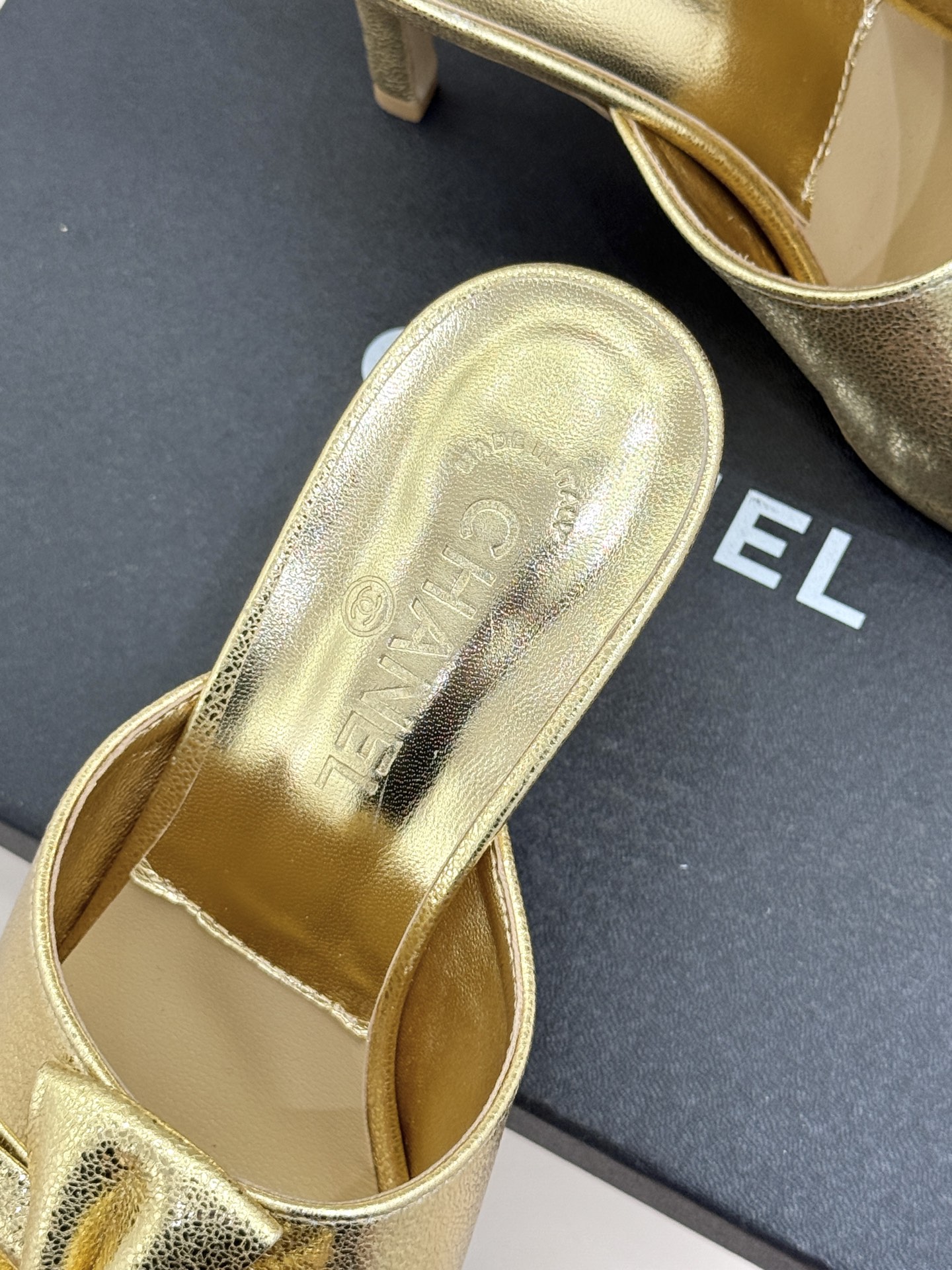 CHANE*｜小香26C双蝴蝶结双C平底高跟拖鞋当科莫湖的晨雾邂逅巴黎星空的浪漫这双拖鞋以刚柔并济的设计