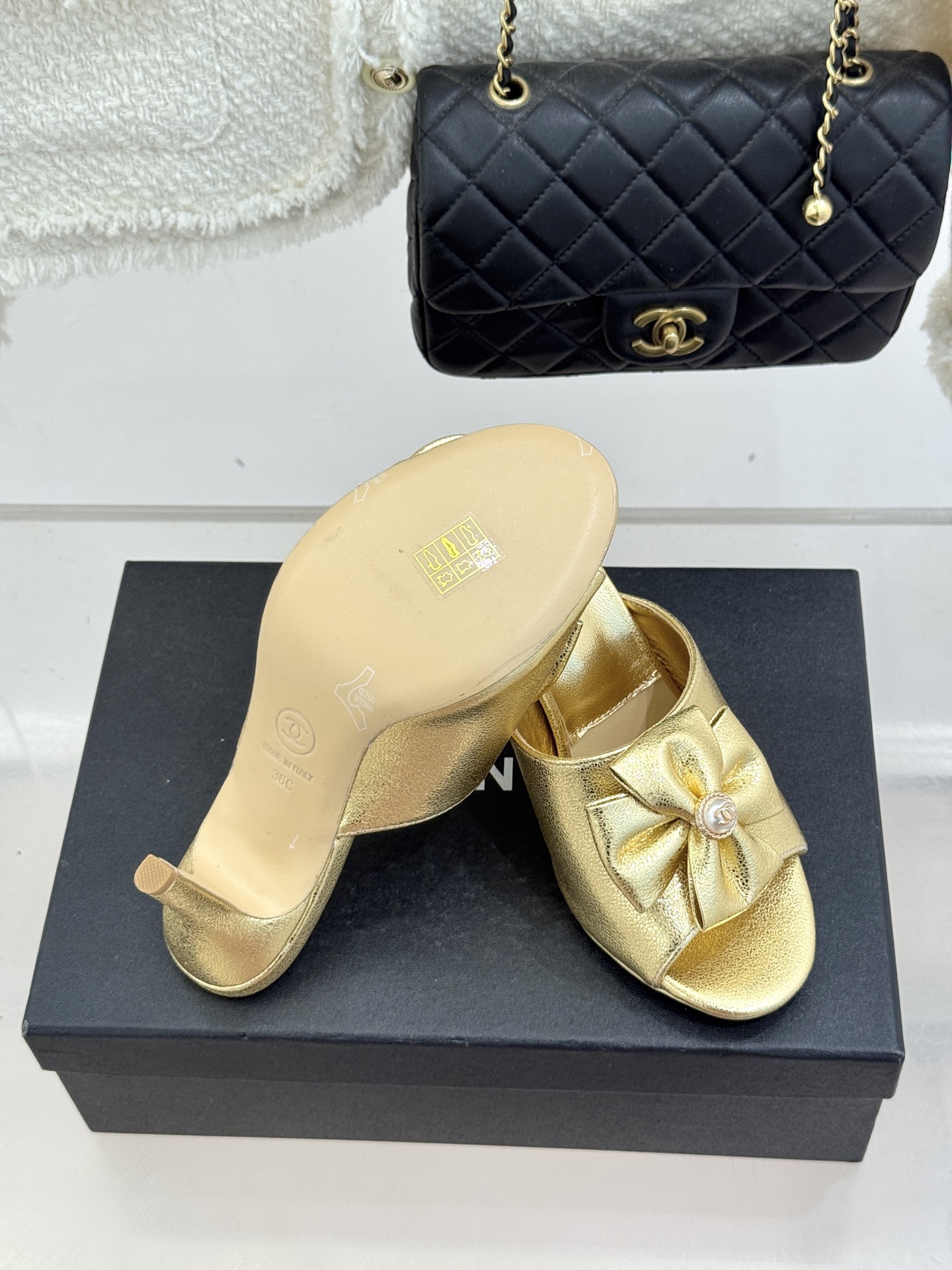 CHANE*｜小香26C双蝴蝶结双C平底高跟拖鞋当科莫湖的晨雾邂逅巴黎星空的浪漫这双拖鞋以刚柔并济的设计