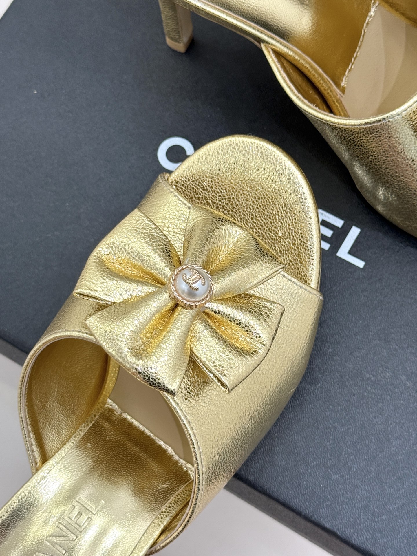 CHANE*｜小香26C双蝴蝶结双C平底高跟拖鞋当科莫湖的晨雾邂逅巴黎星空的浪漫这双拖鞋以刚柔并济的设计