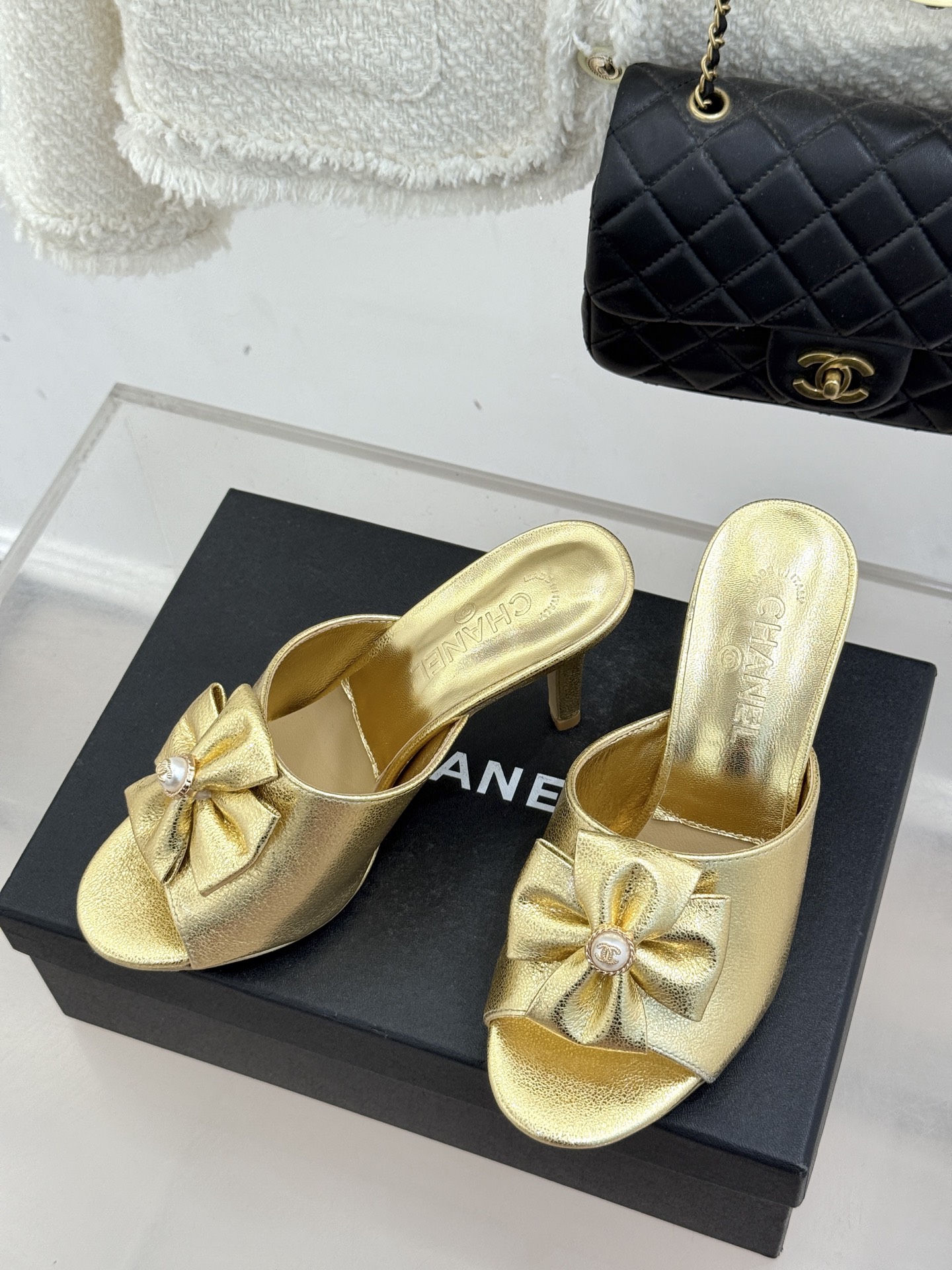 CHANE*｜小香26C双蝴蝶结双C平底高跟拖鞋当科莫湖的晨雾邂逅巴黎星空的浪漫这双拖鞋以刚柔并济的设计