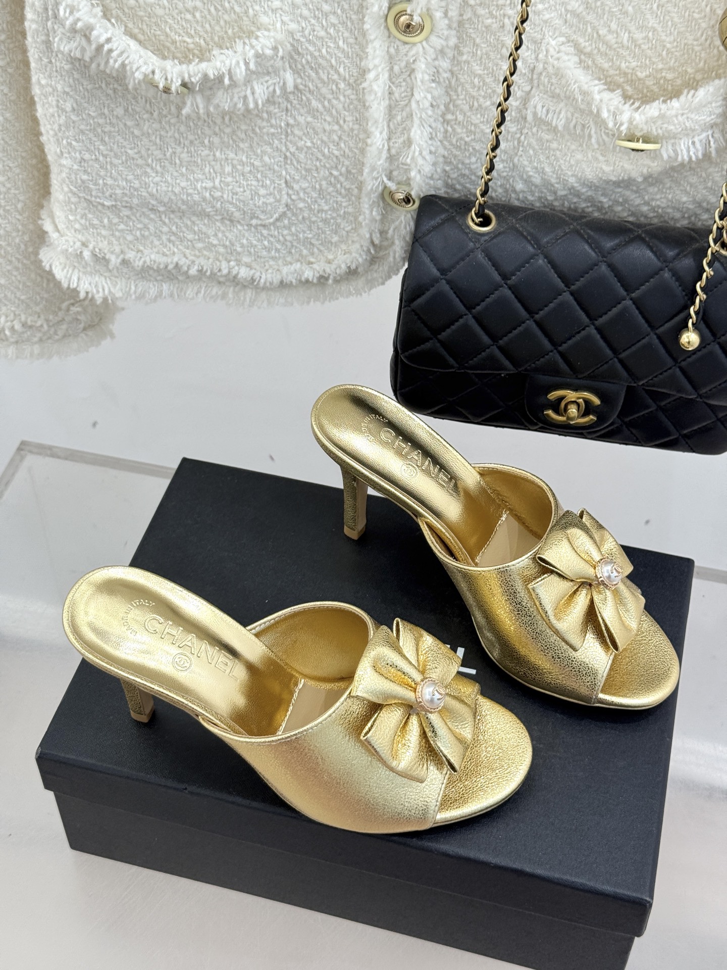 CHANE*｜小香26C双蝴蝶结双C平底高跟拖鞋当科莫湖的晨雾邂逅巴黎星空的浪漫这双拖鞋以刚柔并济的设计