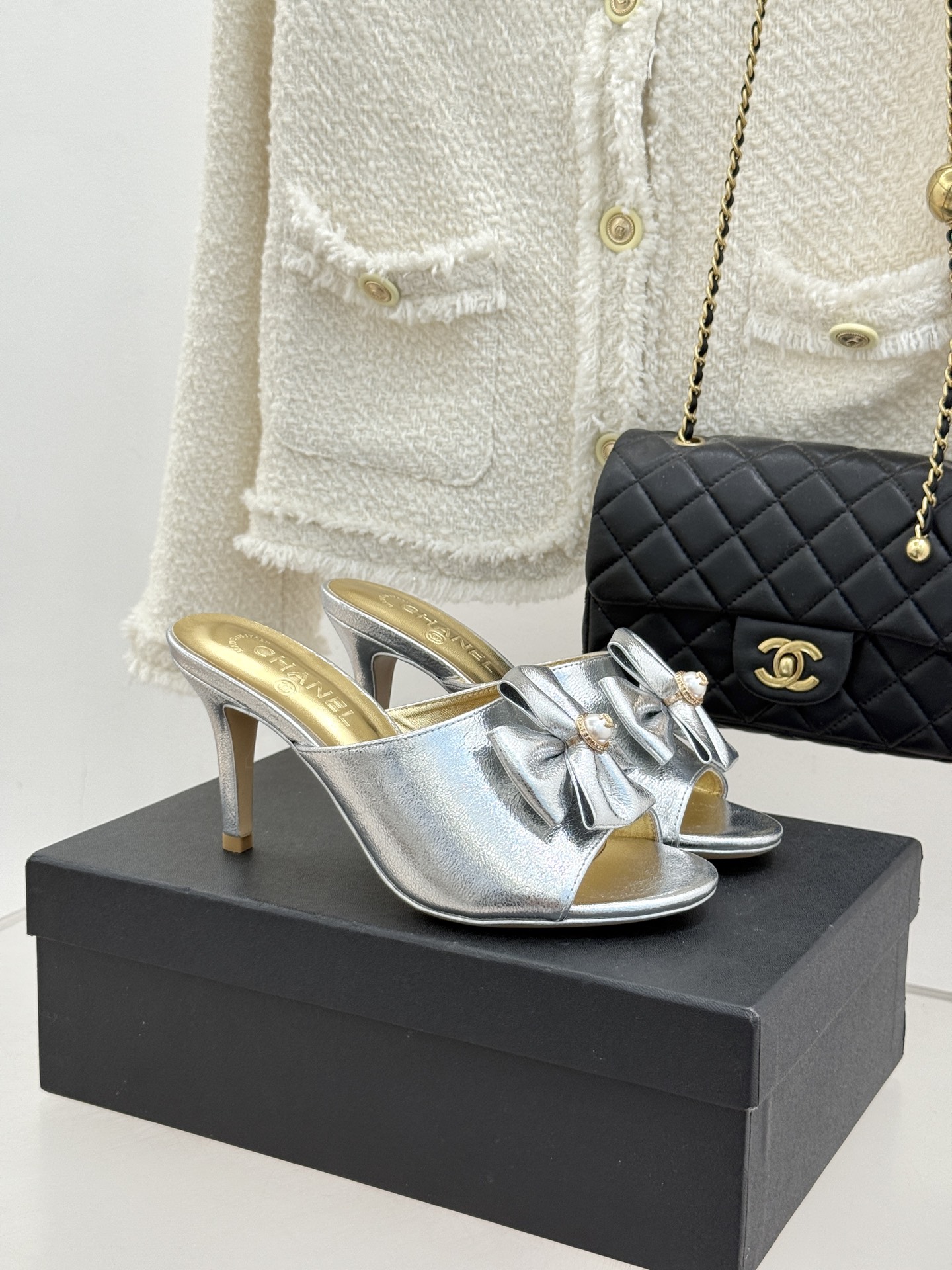 CHANE*｜小香26C双蝴蝶结双C平底高跟拖鞋当科莫湖的晨雾邂逅巴黎星空的浪漫这双拖鞋以刚柔并济的设计