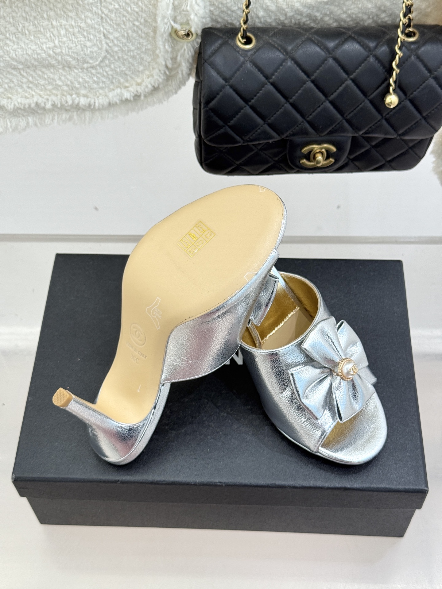 CHANE*｜小香26C双蝴蝶结双C平底高跟拖鞋当科莫湖的晨雾邂逅巴黎星空的浪漫这双拖鞋以刚柔并济的设计