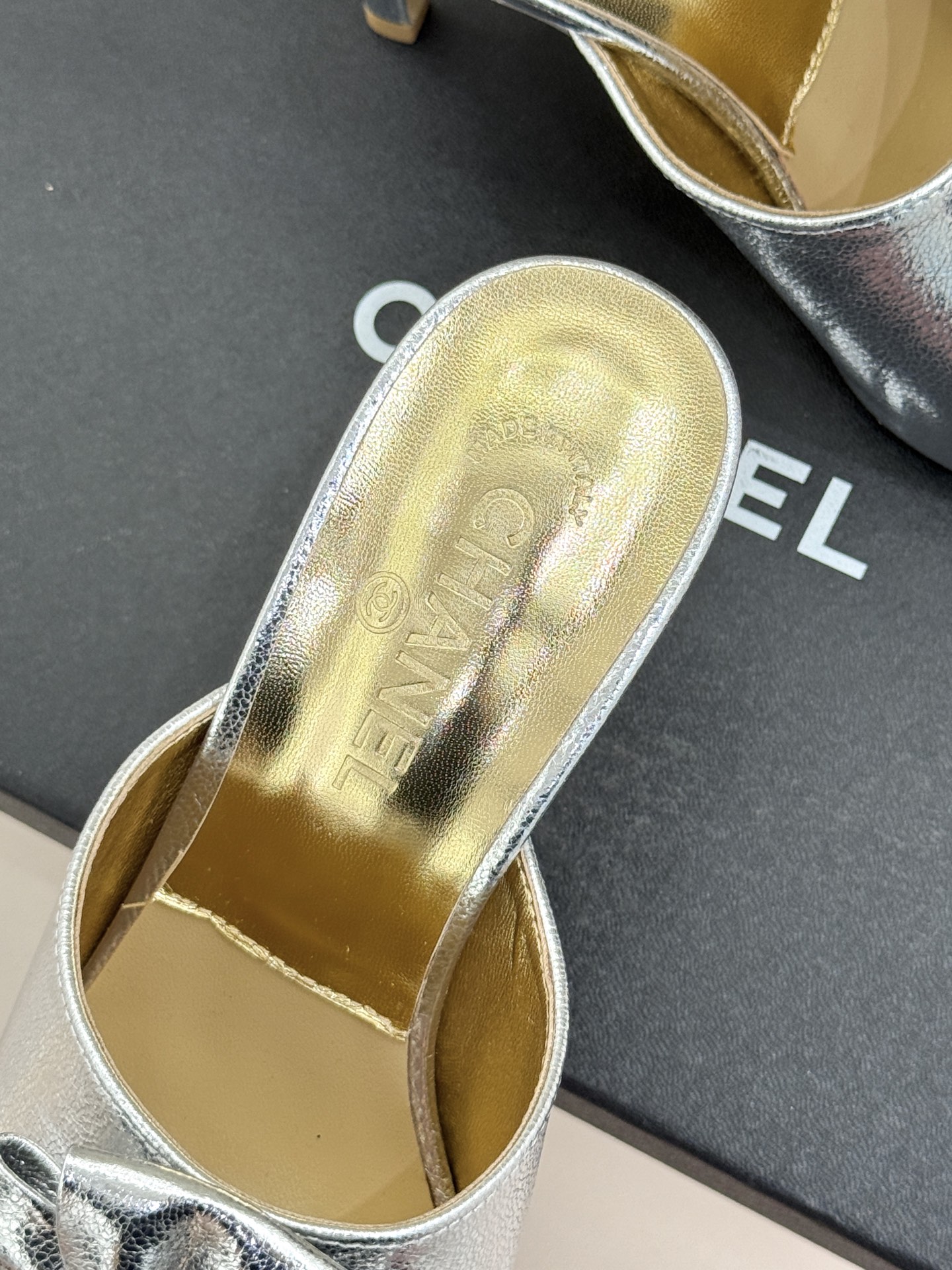 CHANE*｜小香26C双蝴蝶结双C平底高跟拖鞋当科莫湖的晨雾邂逅巴黎星空的浪漫这双拖鞋以刚柔并济的设计