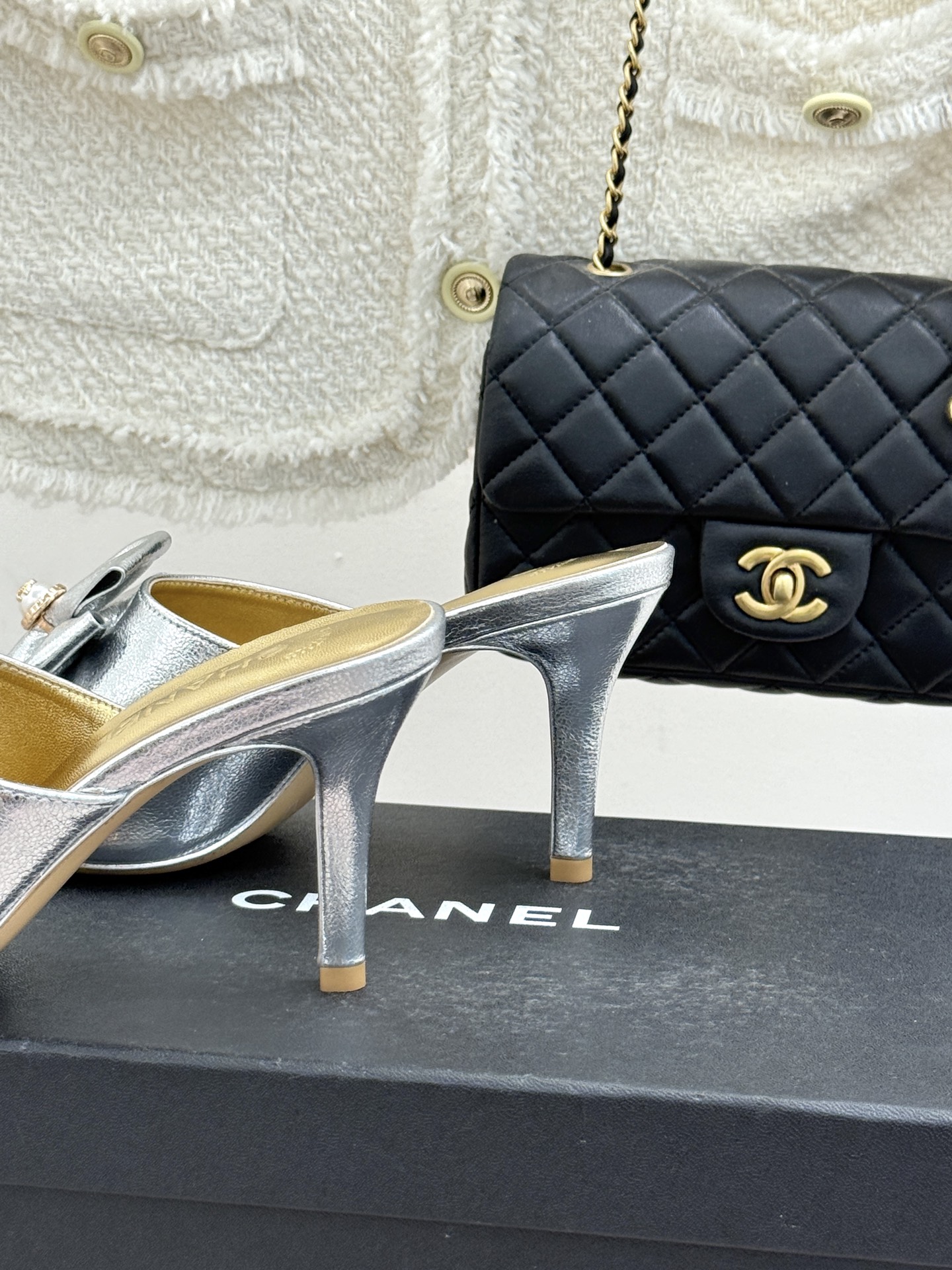 CHANE*｜小香26C双蝴蝶结双C平底高跟拖鞋当科莫湖的晨雾邂逅巴黎星空的浪漫这双拖鞋以刚柔并济的设计