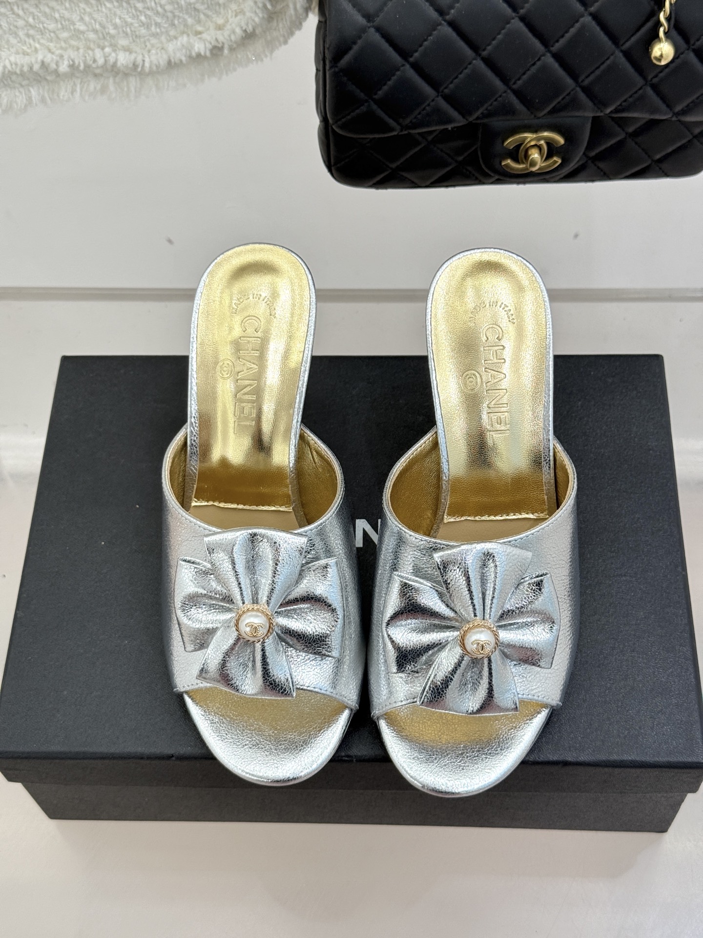 CHANE*｜小香26C双蝴蝶结双C平底高跟拖鞋当科莫湖的晨雾邂逅巴黎星空的浪漫这双拖鞋以刚柔并济的设计