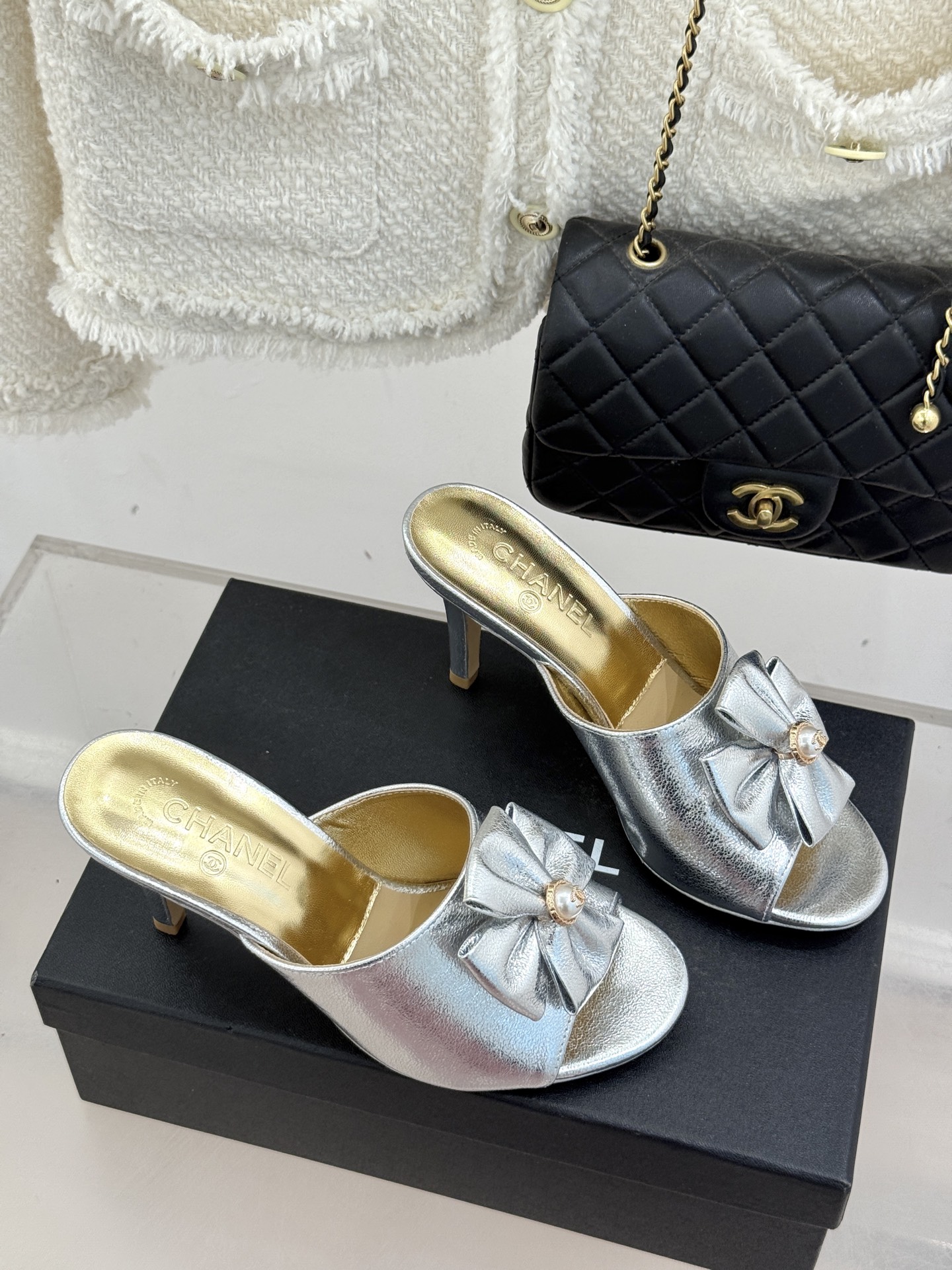 CHANE*｜小香26C双蝴蝶结双C平底高跟拖鞋当科莫湖的晨雾邂逅巴黎星空的浪漫这双拖鞋以刚柔并济的设计