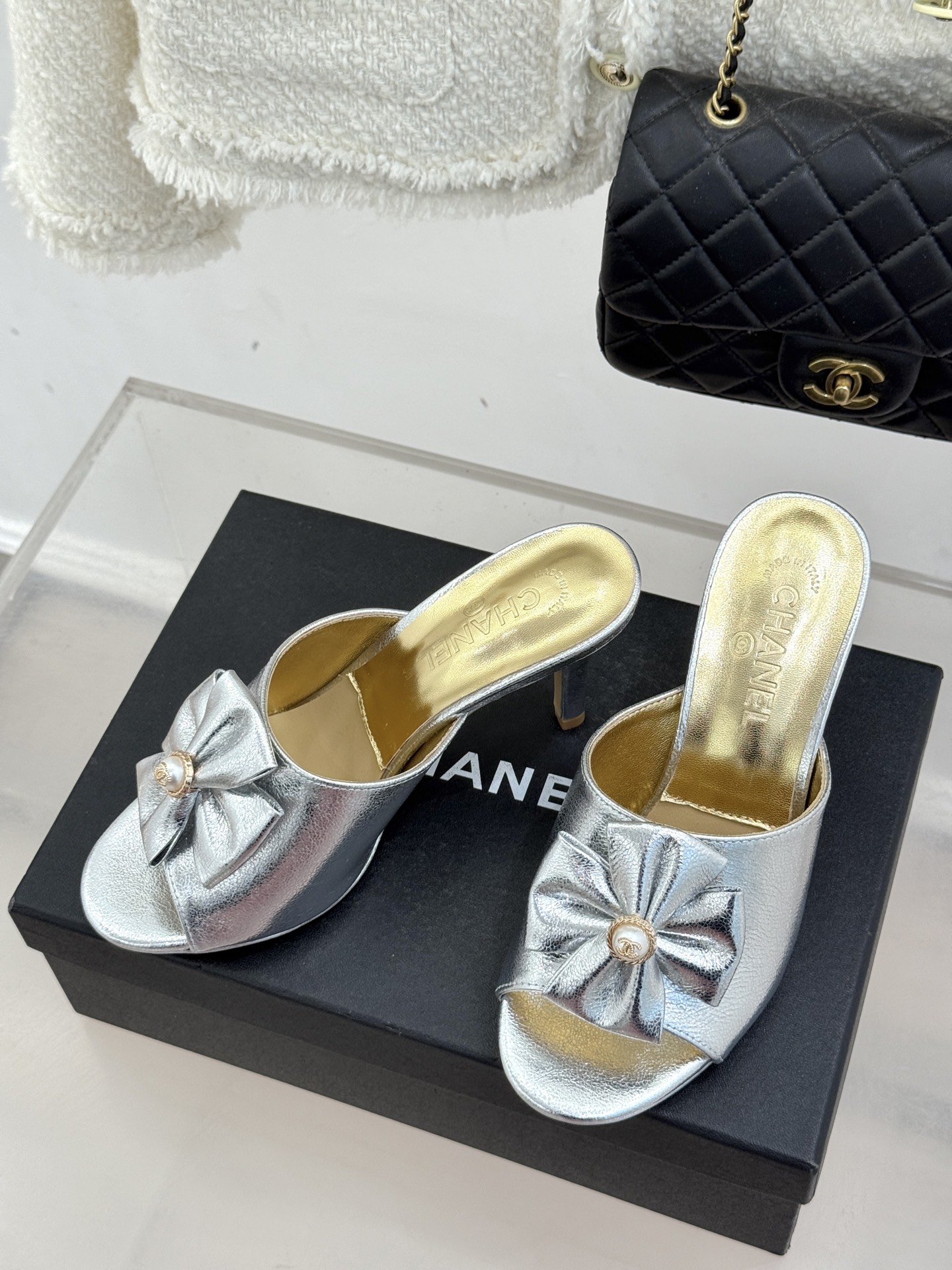 CHANE*｜小香26C双蝴蝶结双C平底高跟拖鞋当科莫湖的晨雾邂逅巴黎星空的浪漫这双拖鞋以刚柔并济的设计