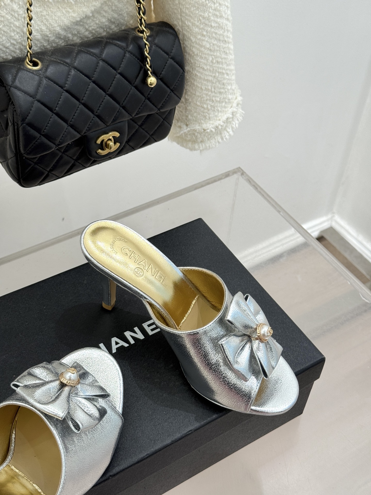 CHANE*｜小香26C双蝴蝶结双C平底高跟拖鞋当科莫湖的晨雾邂逅巴黎星空的浪漫这双拖鞋以刚柔并济的设计