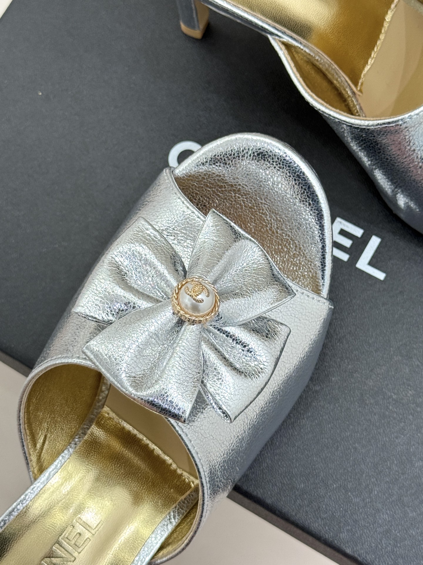 CHANE*｜小香26C双蝴蝶结双C平底高跟拖鞋当科莫湖的晨雾邂逅巴黎星空的浪漫这双拖鞋以刚柔并济的设计