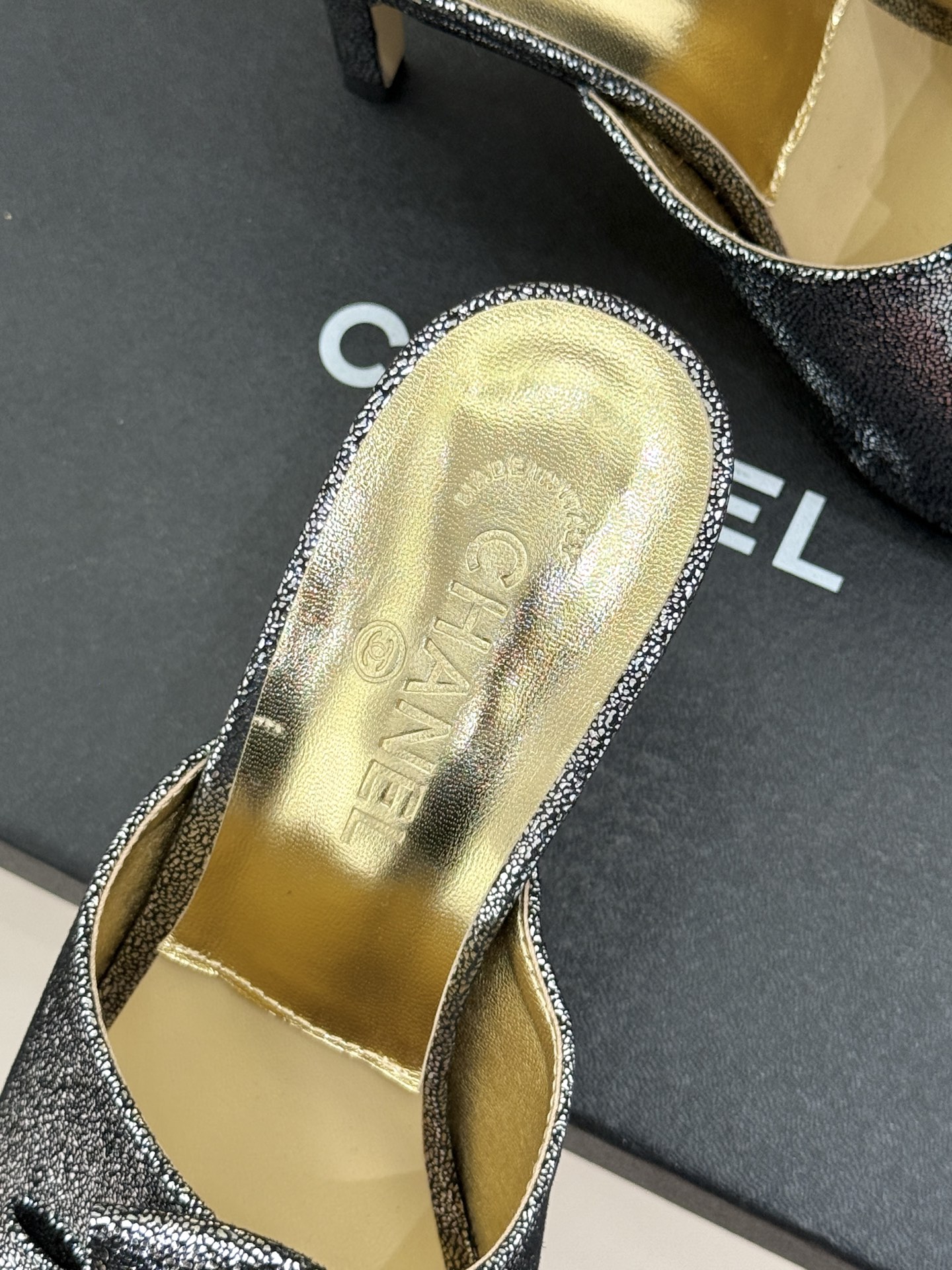 CHANE*｜小香26C双蝴蝶结双C平底高跟拖鞋当科莫湖的晨雾邂逅巴黎星空的浪漫这双拖鞋以刚柔并济的设计