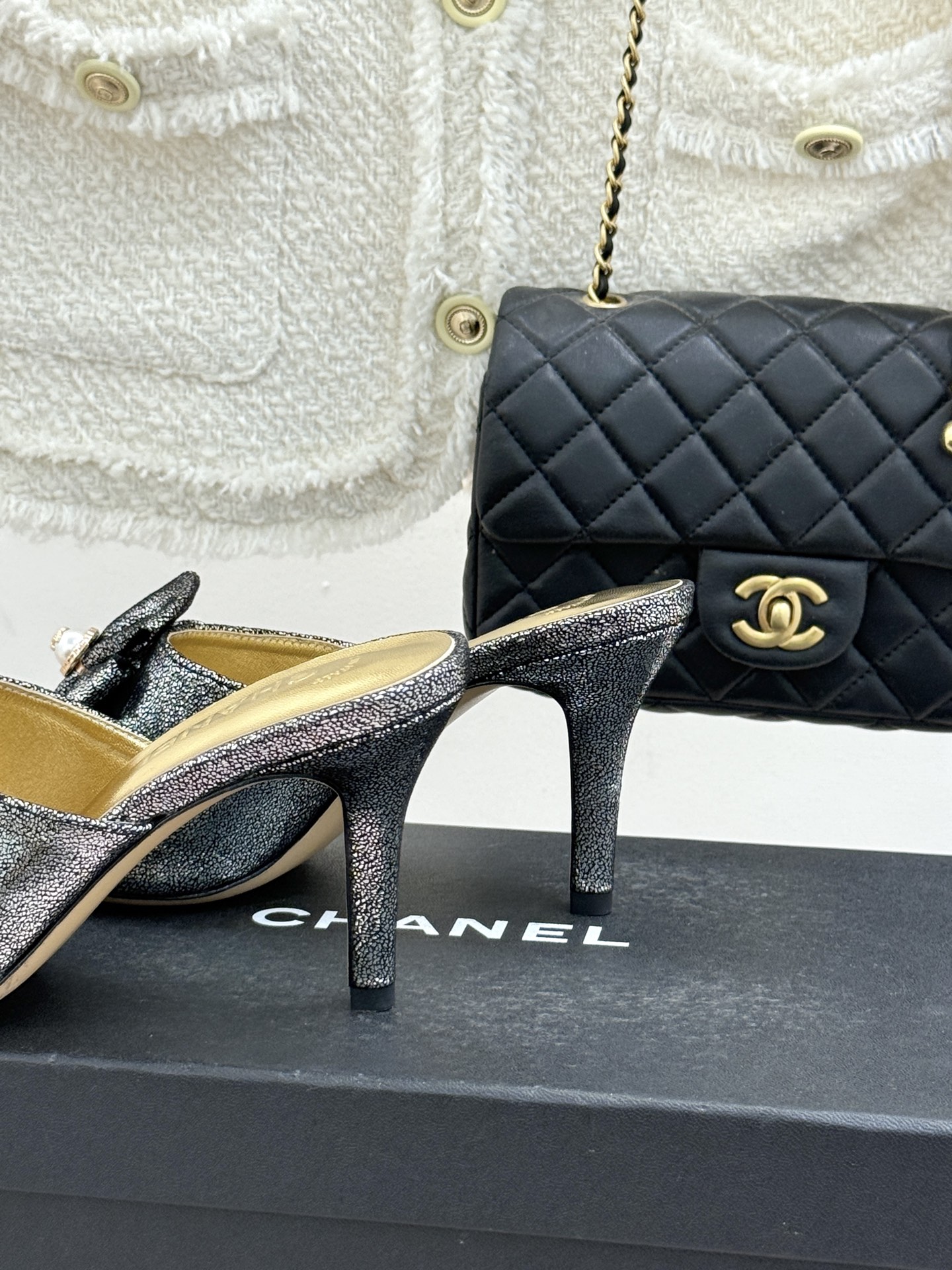 CHANE*｜小香26C双蝴蝶结双C平底高跟拖鞋当科莫湖的晨雾邂逅巴黎星空的浪漫这双拖鞋以刚柔并济的设计