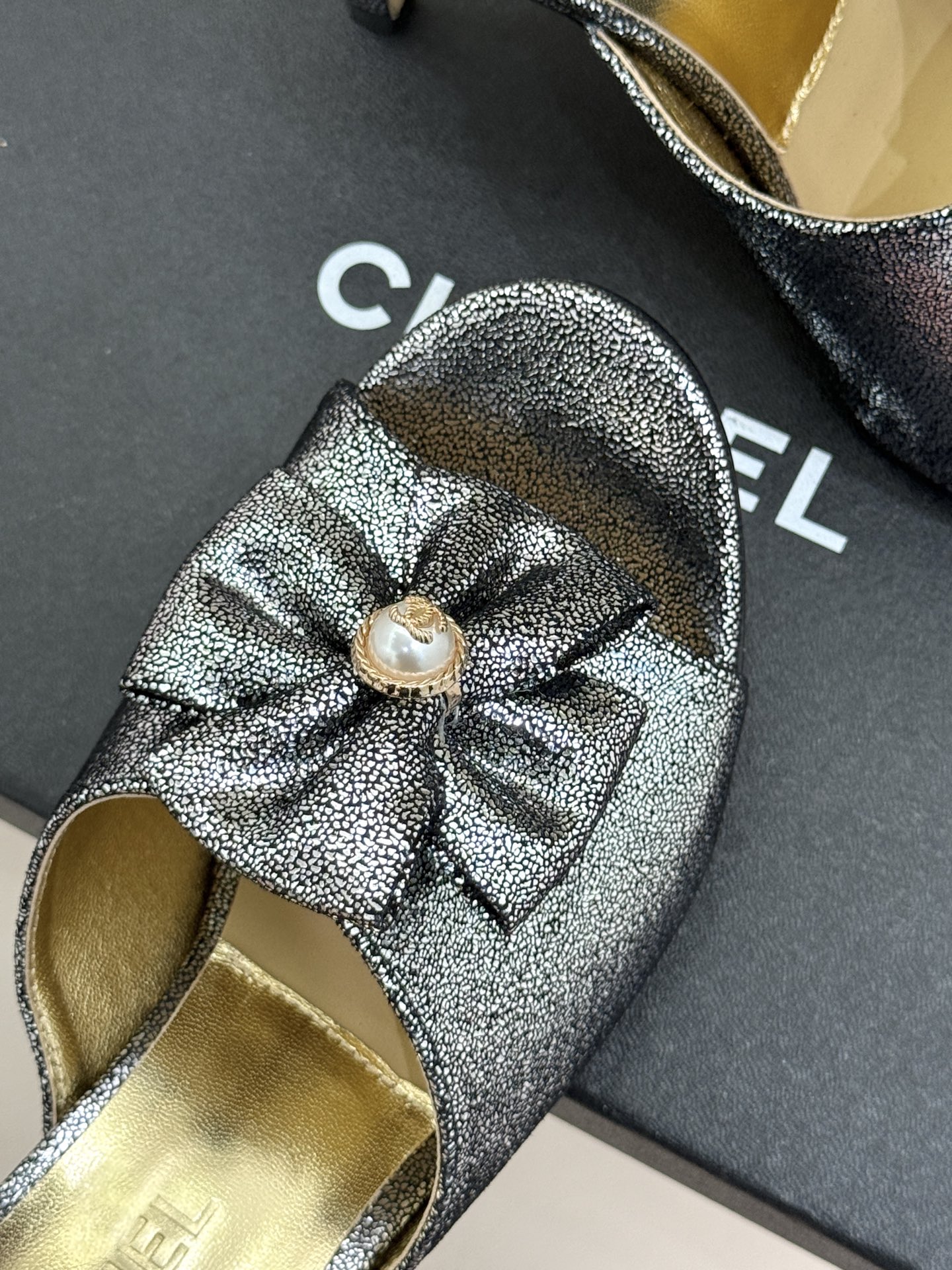 CHANE*｜小香26C双蝴蝶结双C平底高跟拖鞋当科莫湖的晨雾邂逅巴黎星空的浪漫这双拖鞋以刚柔并济的设计