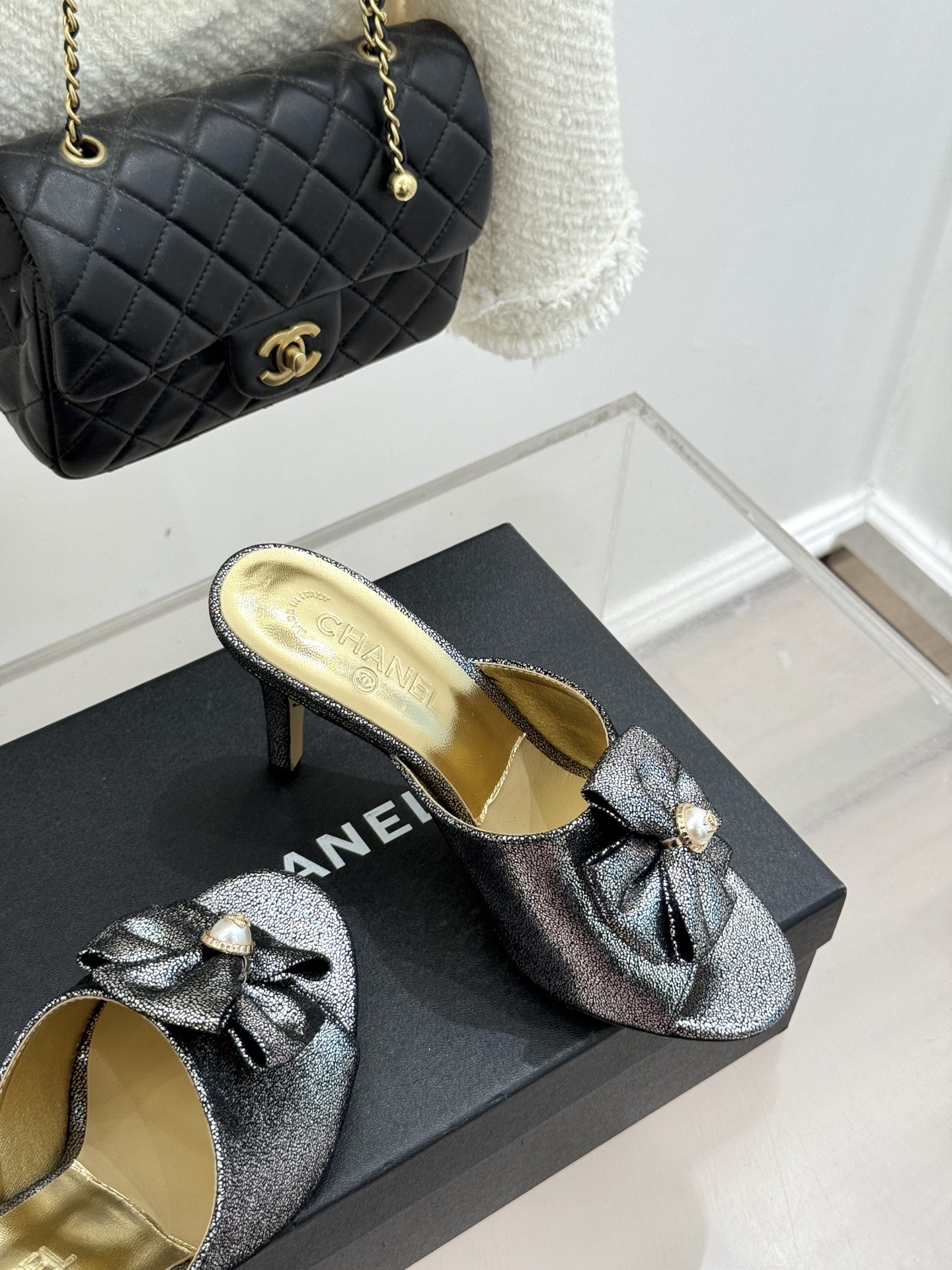 CHANE*｜小香26C双蝴蝶结双C平底高跟拖鞋当科莫湖的晨雾邂逅巴黎星空的浪漫这双拖鞋以刚柔并济的设计