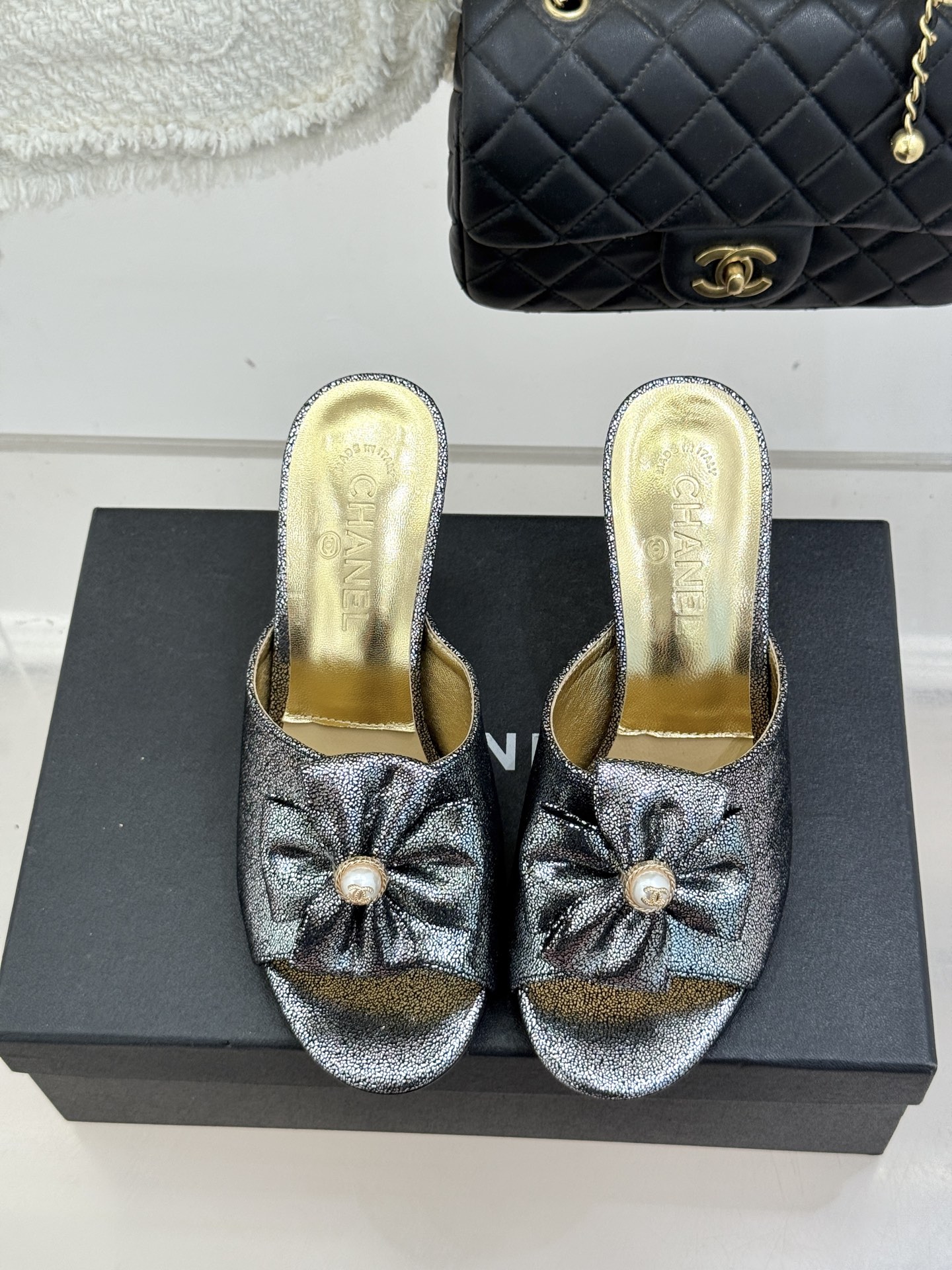 CHANE*｜小香26C双蝴蝶结双C平底高跟拖鞋当科莫湖的晨雾邂逅巴黎星空的浪漫这双拖鞋以刚柔并济的设计