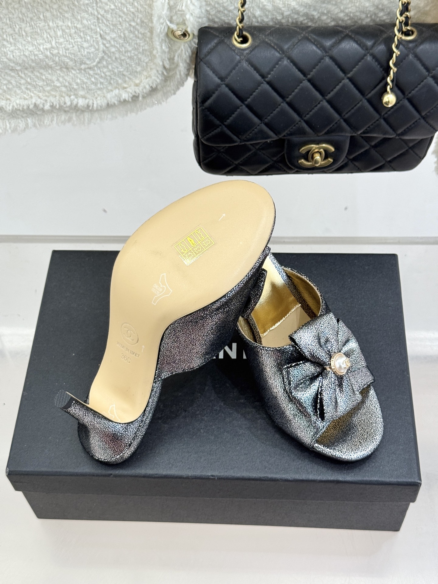 CHANE*｜小香26C双蝴蝶结双C平底高跟拖鞋当科莫湖的晨雾邂逅巴黎星空的浪漫这双拖鞋以刚柔并济的设计