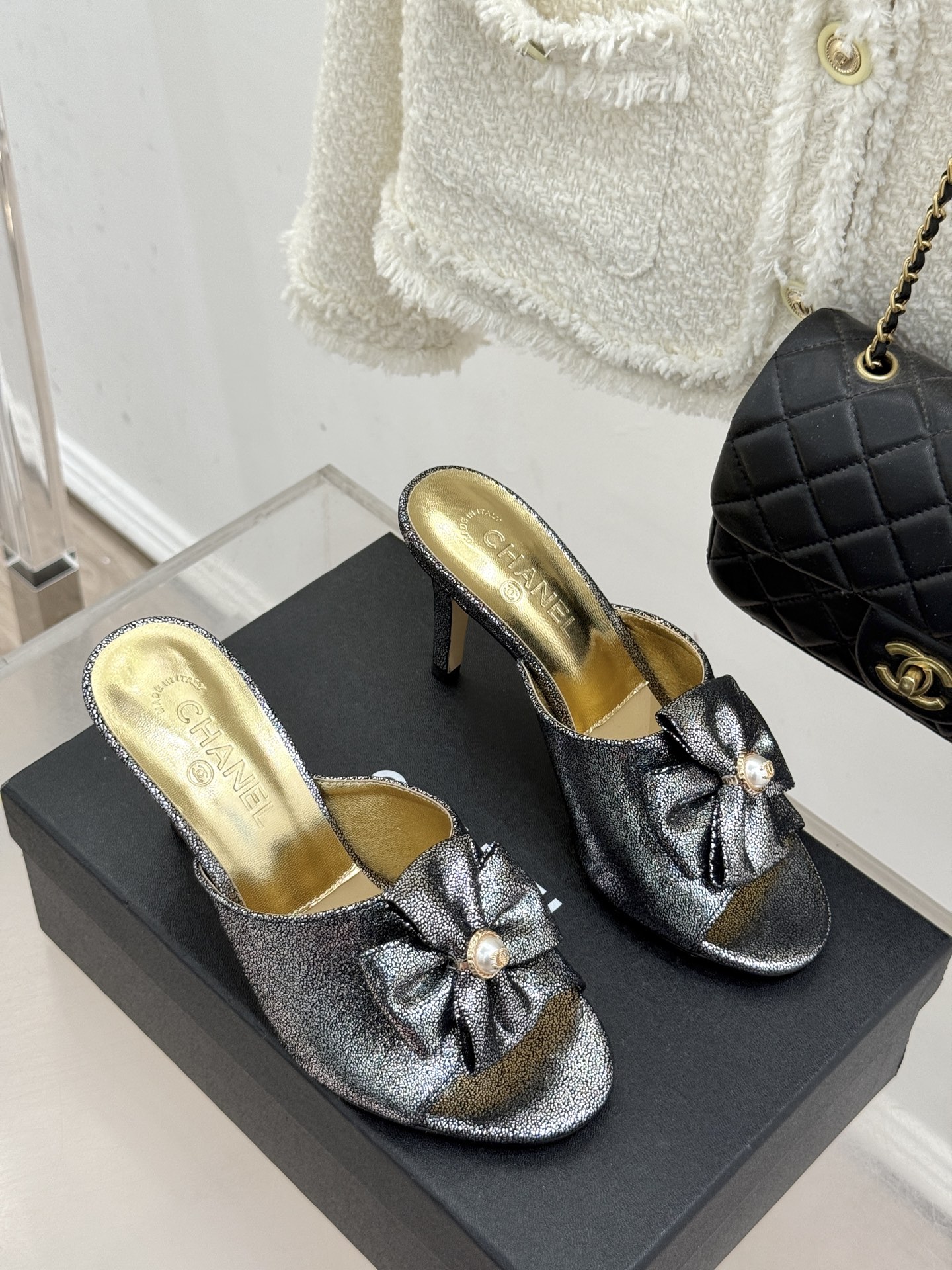 CHANE*｜小香26C双蝴蝶结双C平底高跟拖鞋当科莫湖的晨雾邂逅巴黎星空的浪漫这双拖鞋以刚柔并济的设计