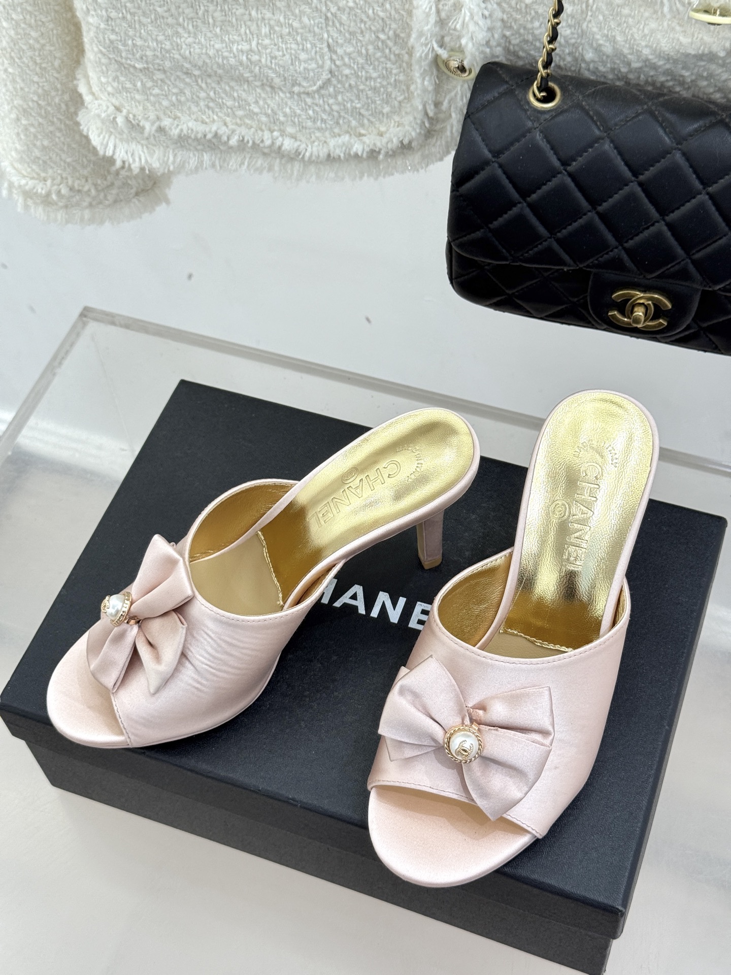 CHANE*｜小香26C双蝴蝶结双C平底高跟拖鞋当科莫湖的晨雾邂逅巴黎星空的浪漫这双拖鞋以刚柔并济的设计