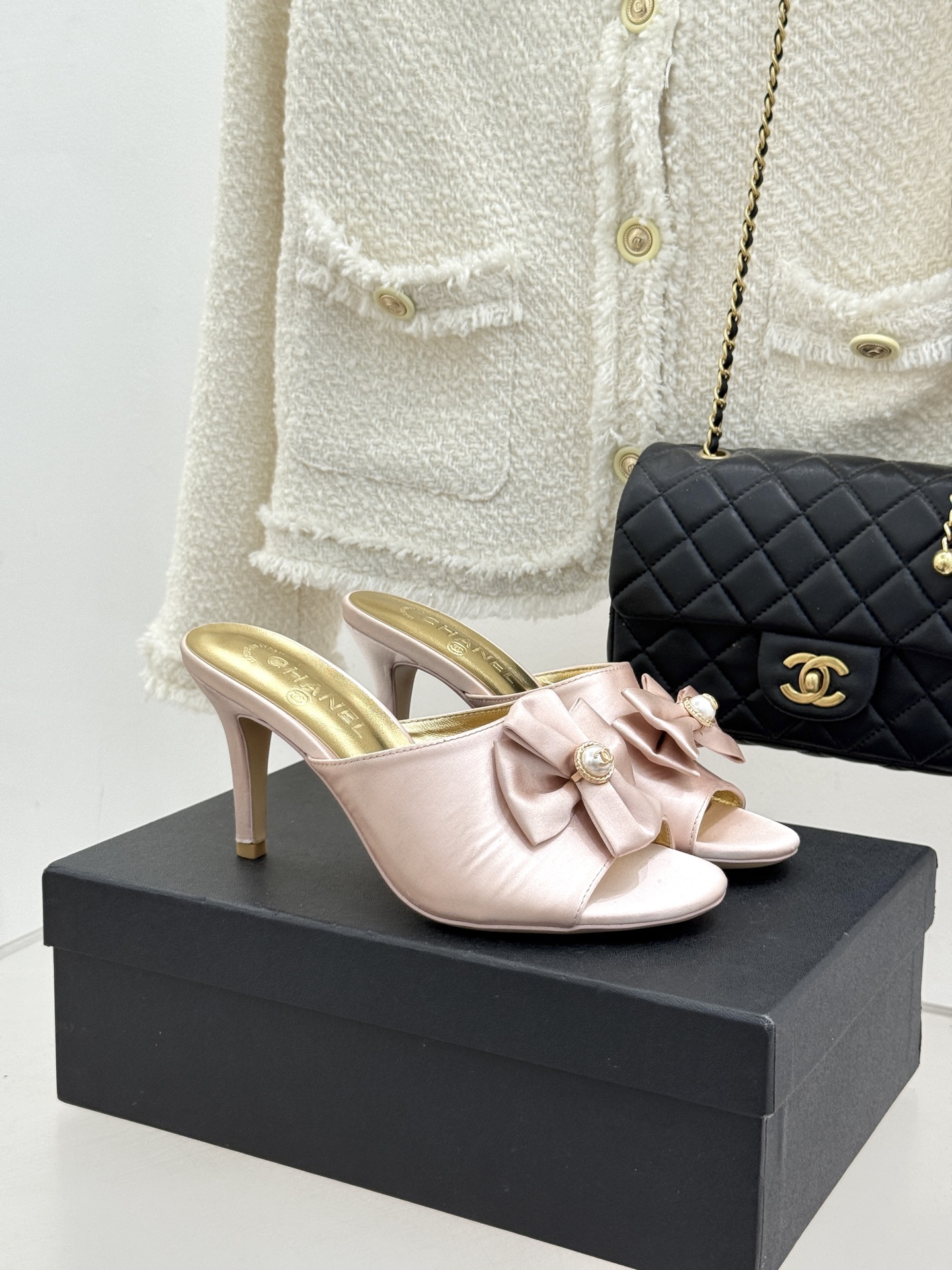 CHANE*｜小香26C双蝴蝶结双C平底高跟拖鞋当科莫湖的晨雾邂逅巴黎星空的浪漫这双拖鞋以刚柔并济的设计